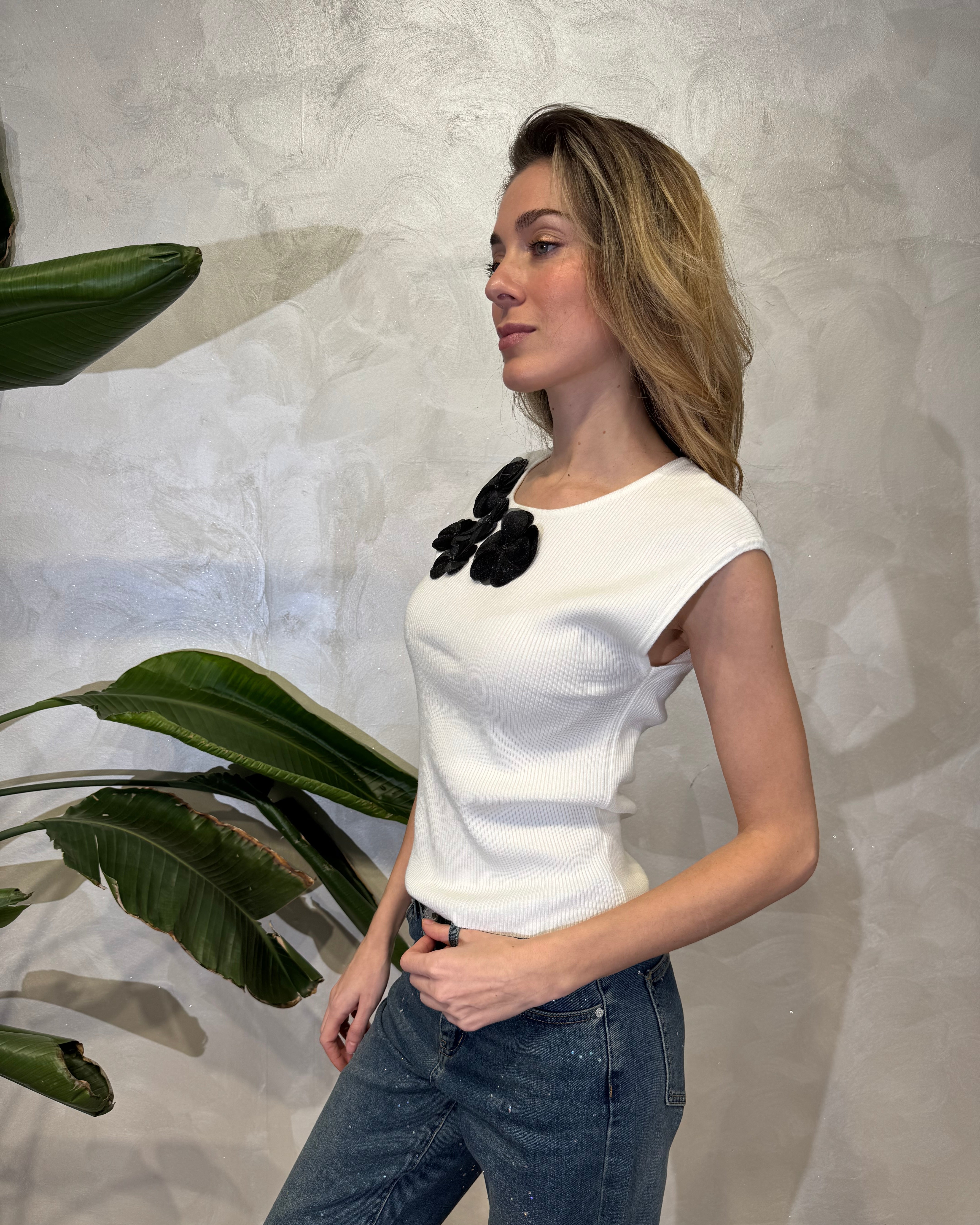 TOP COSTINA CON APPLICAZIONI FLOREALI COL PANNA