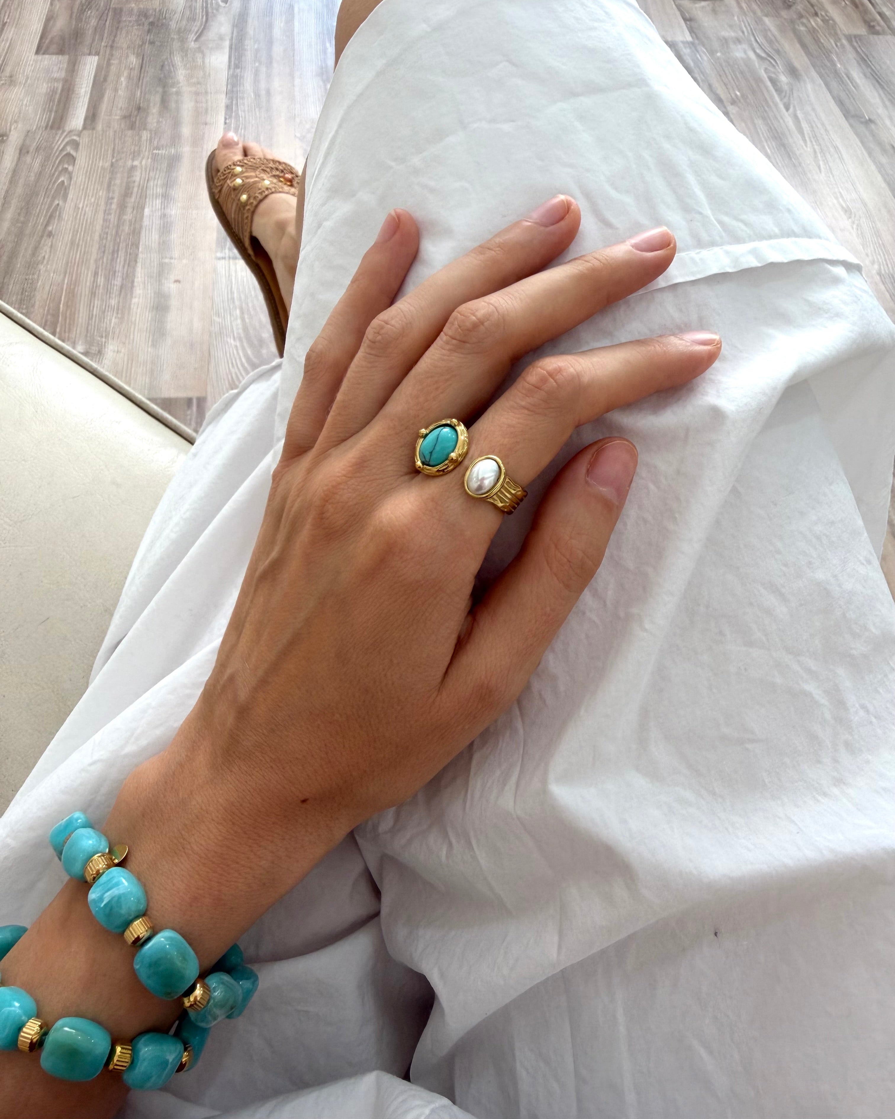 BRACCIALE TURCHESE CON PERLE IRREGOLARI E DISTANZIATORI ORO