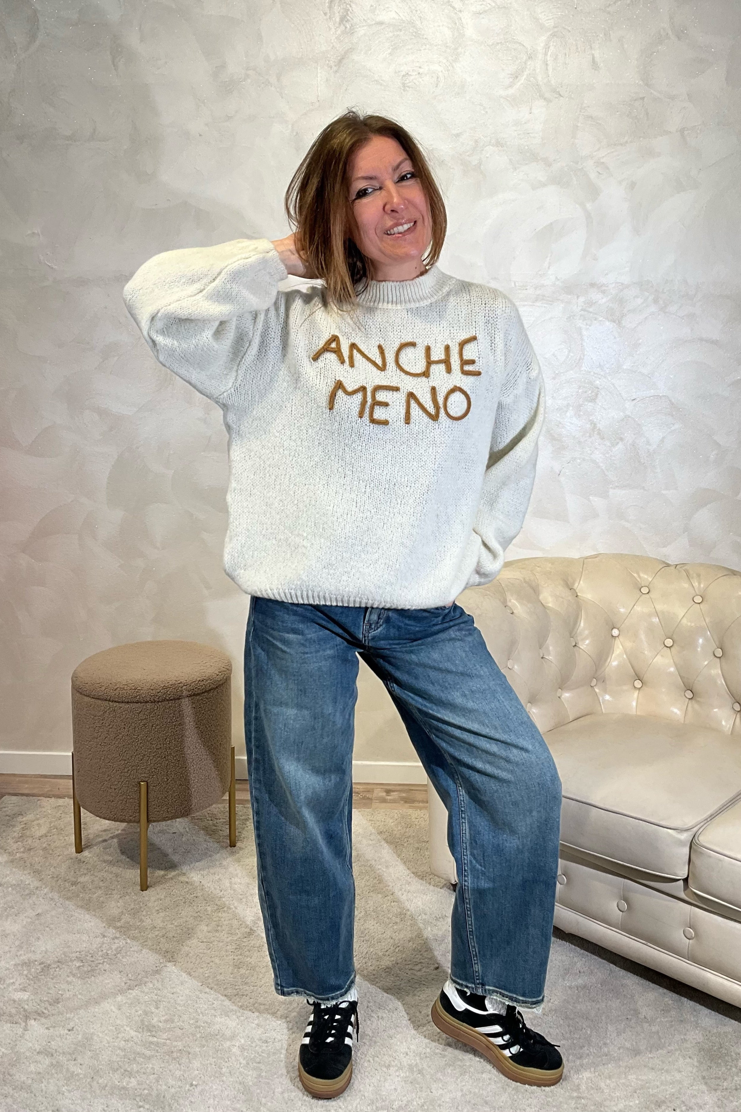 MAGLIONE CON RICAMO "ANCHE MENO" COL. PANNA
