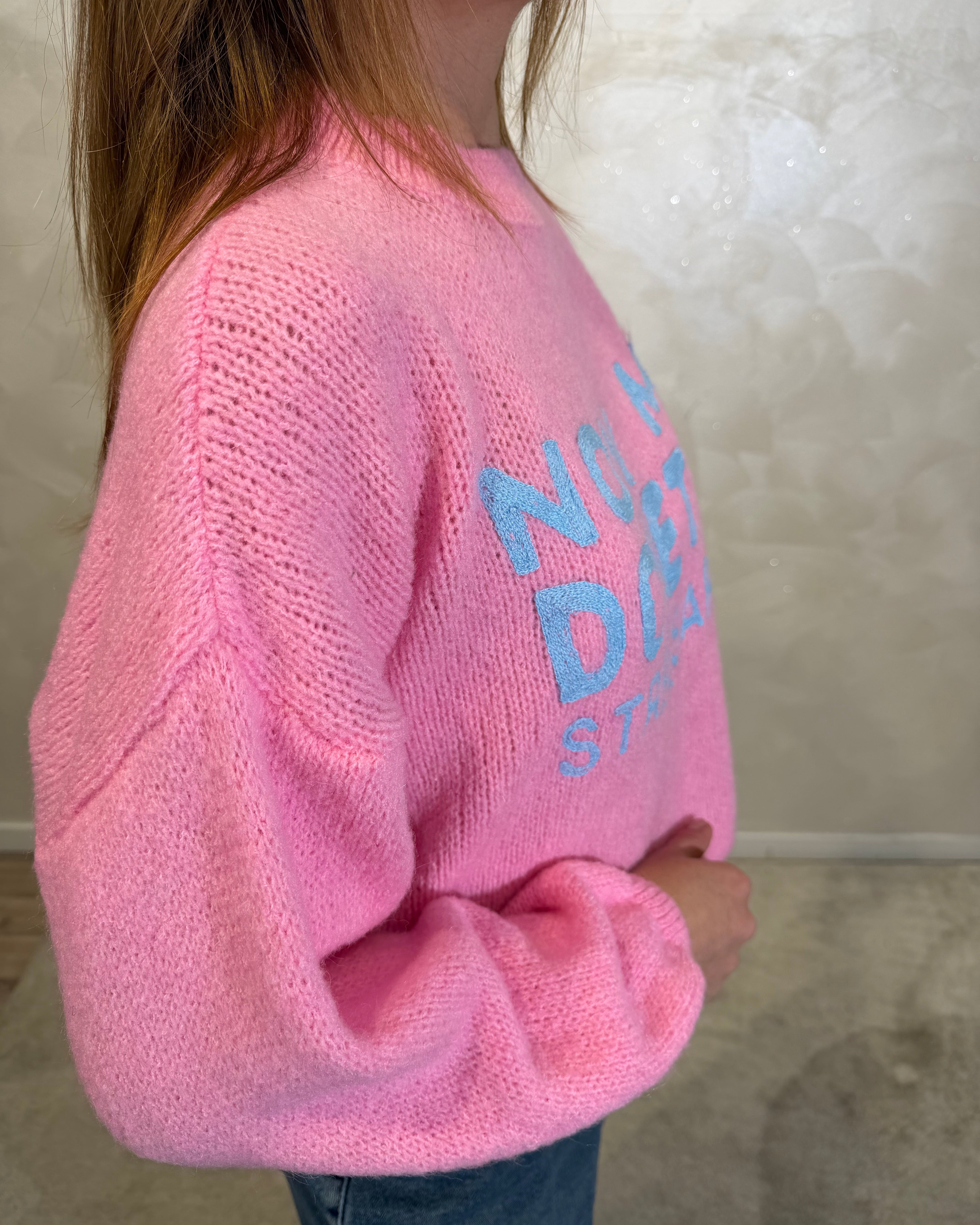 MAGLIONE CON RICAMO "NON MI DOVETE STRESSARE" COL. ROSA