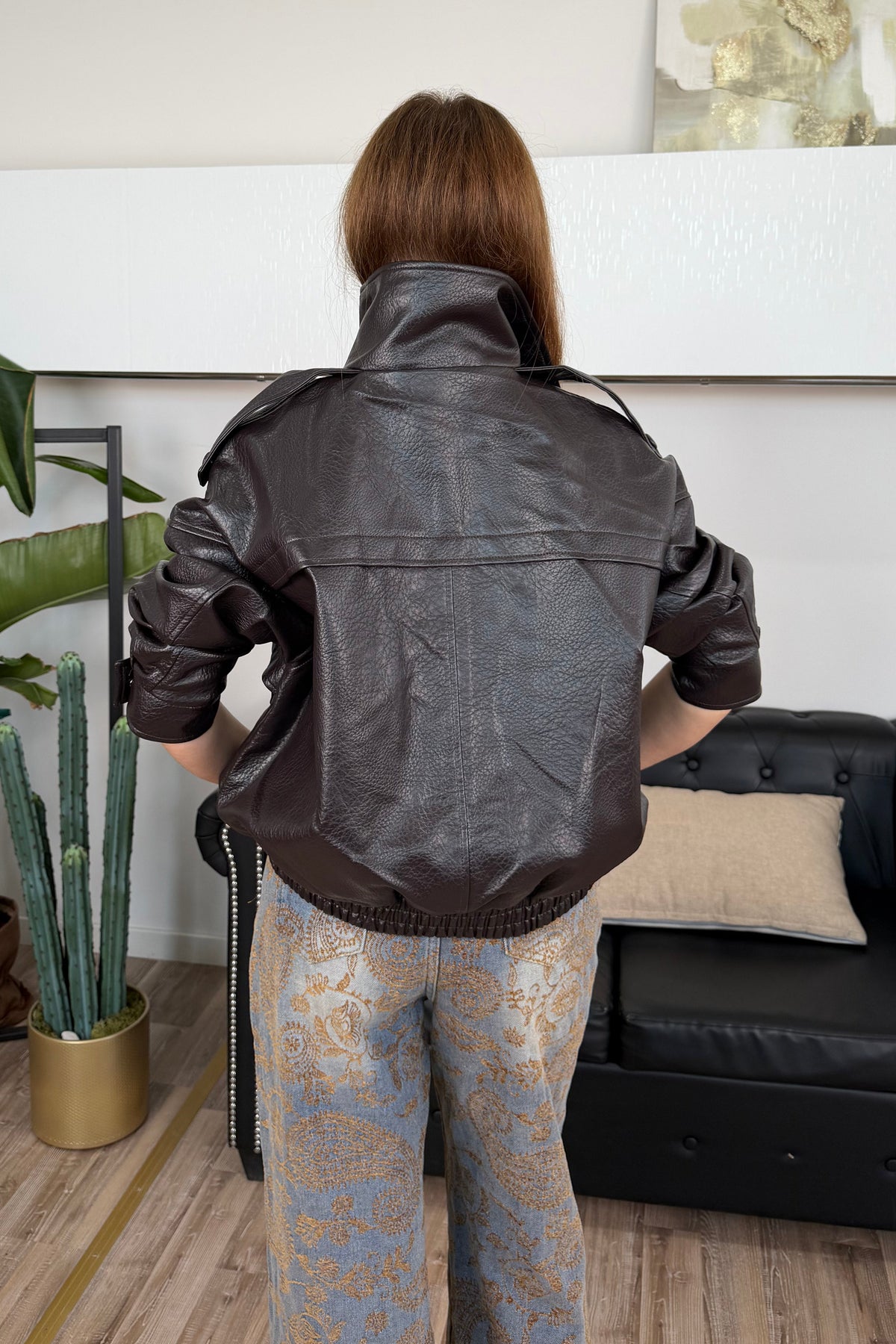 BOMBER JACKET ECO PELLE MARTELLATA FIT OVER CON TAGLI ASIMMETRICI COL MORO