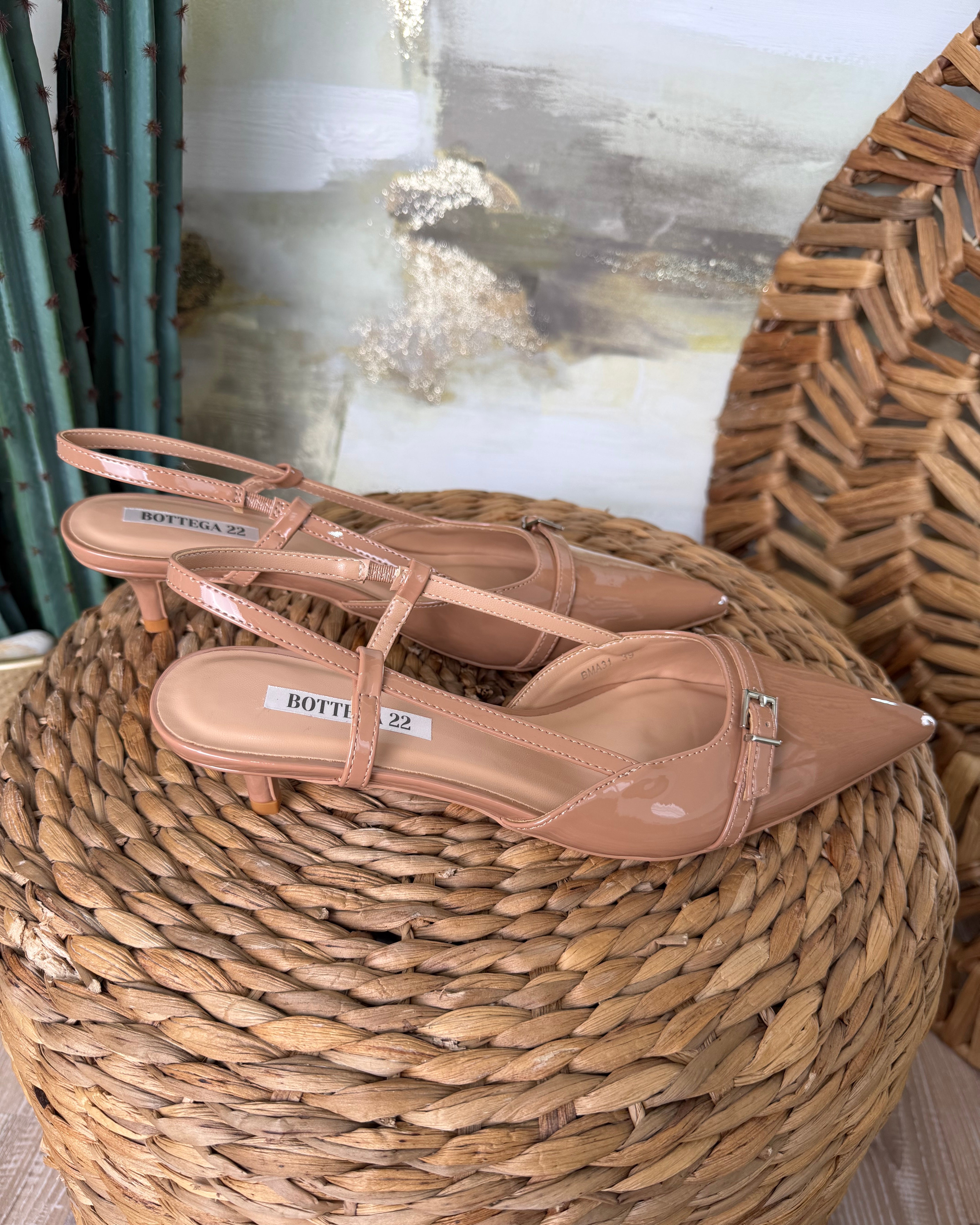 SLINGBACK VERNICE CON PUNTA AFFUSOLATA FIBBIA PICCOLA E CINTURINO COL NUDE