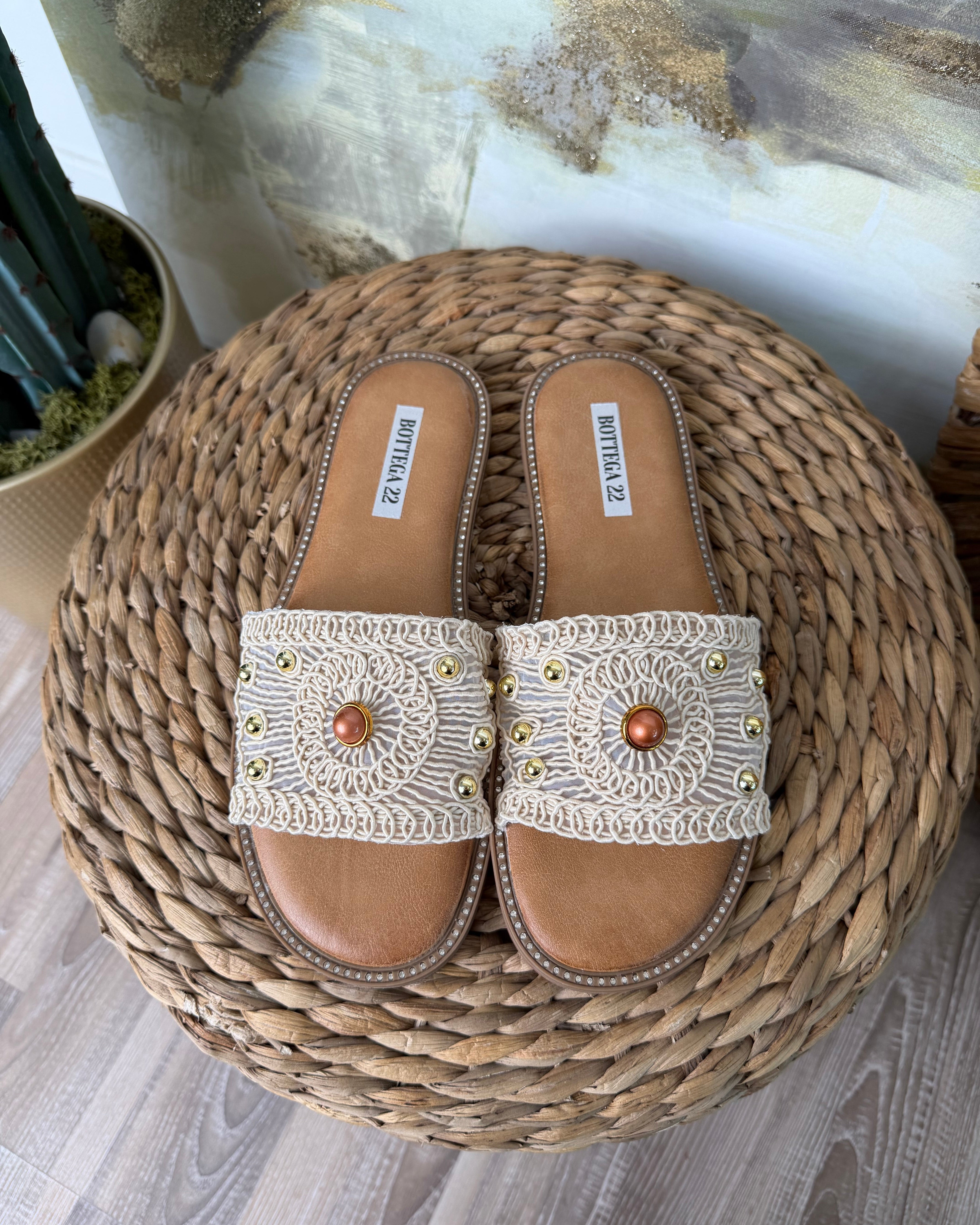 SANDALI CROCHET CON BORCHIE DORATE COL. SABBIA