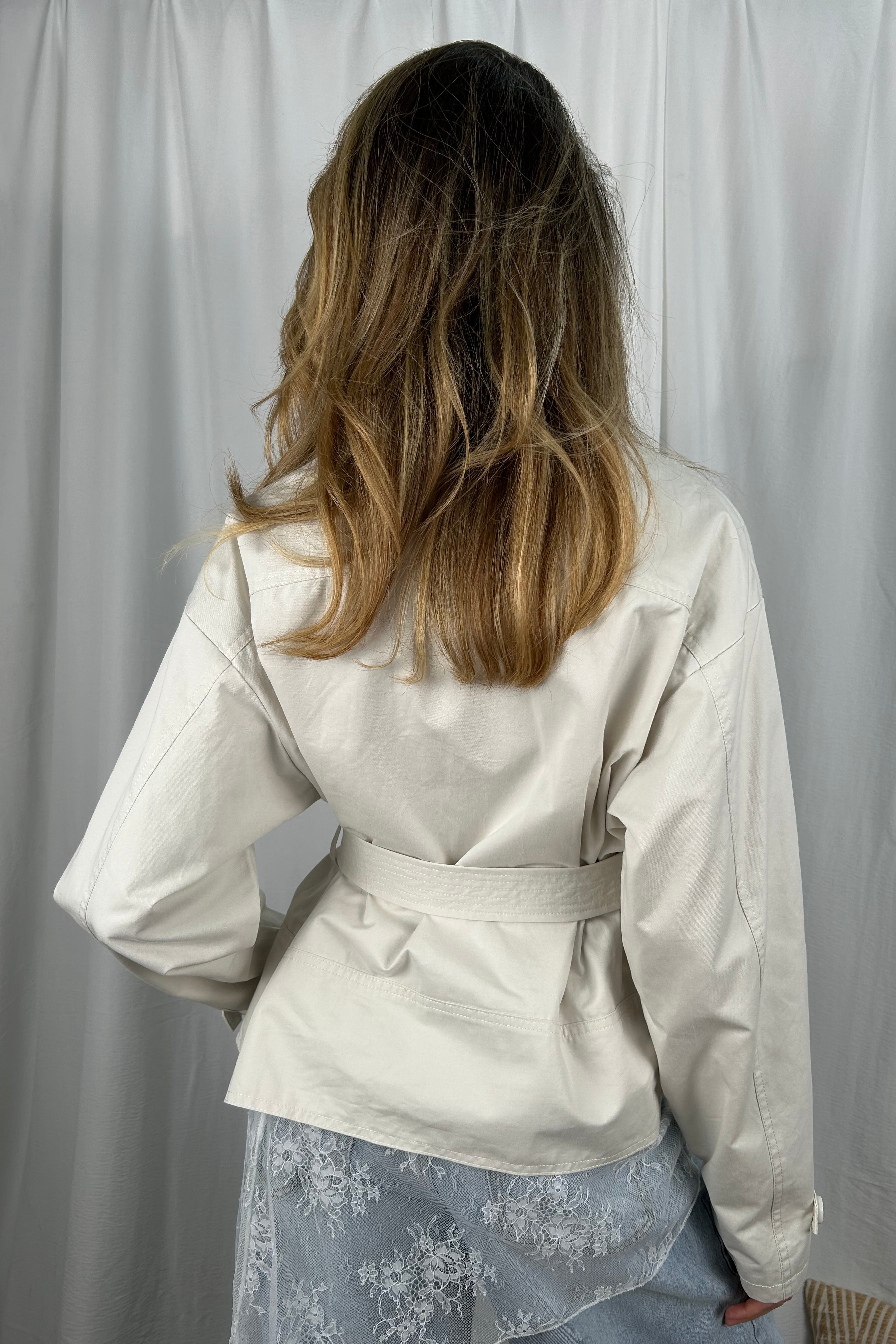 TRENCH CORTO CON CINTURA COL. GESSO