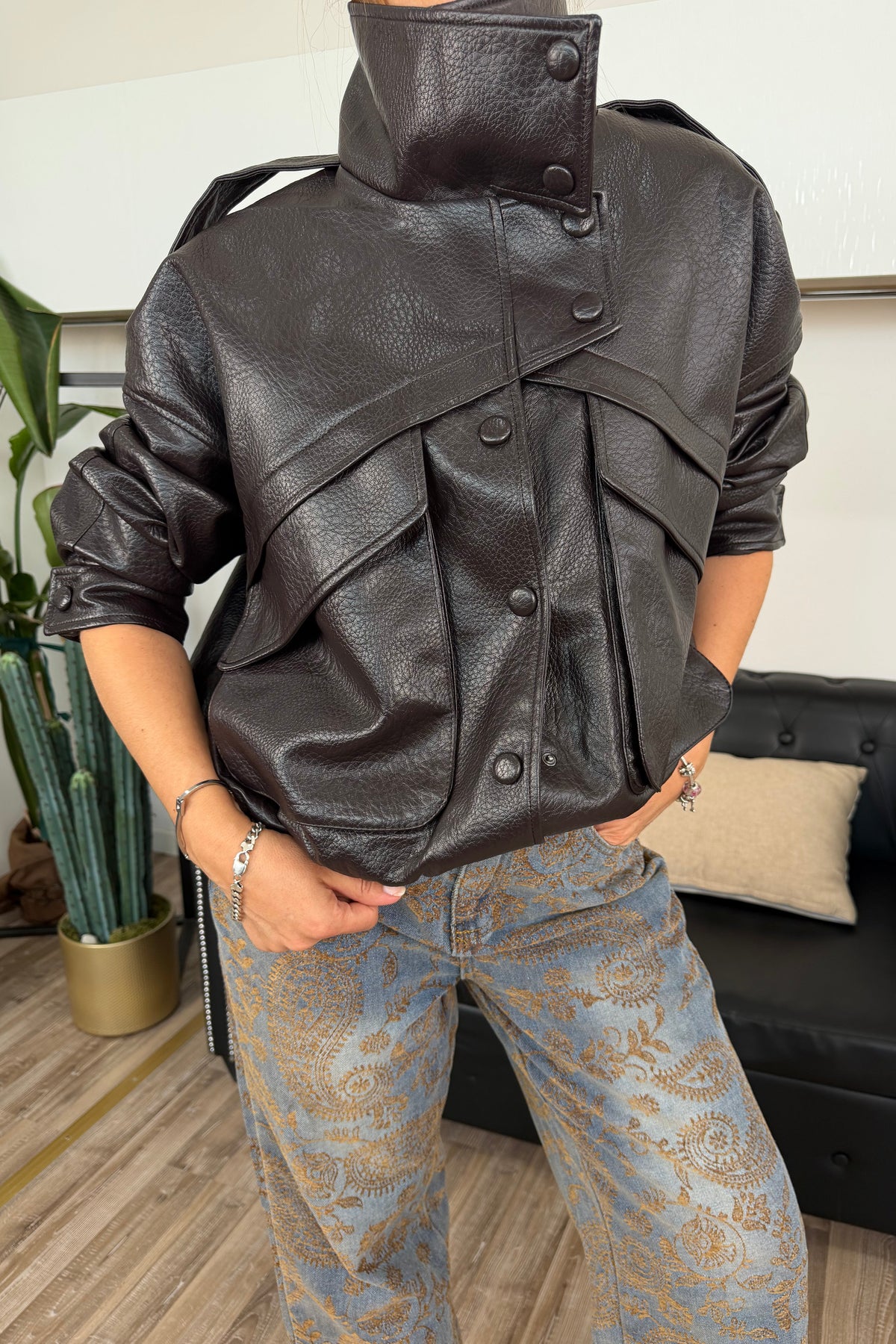 BOMBER JACKET ECO PELLE MARTELLATA FIT OVER CON TAGLI ASIMMETRICI COL MORO