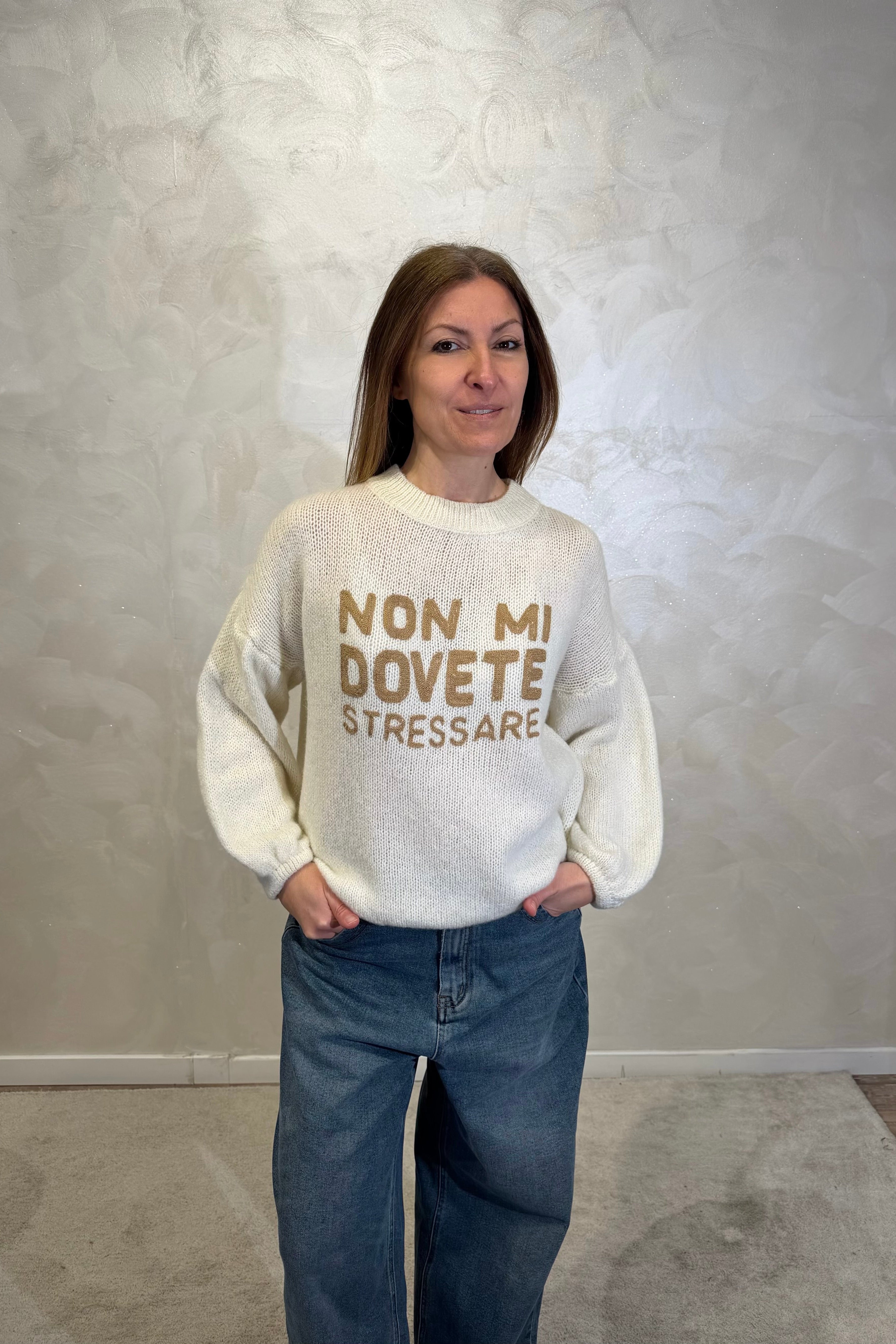MAGLIONE CON RICAMO "NON MI DOVETE STRESSARE" COL. PANNA
