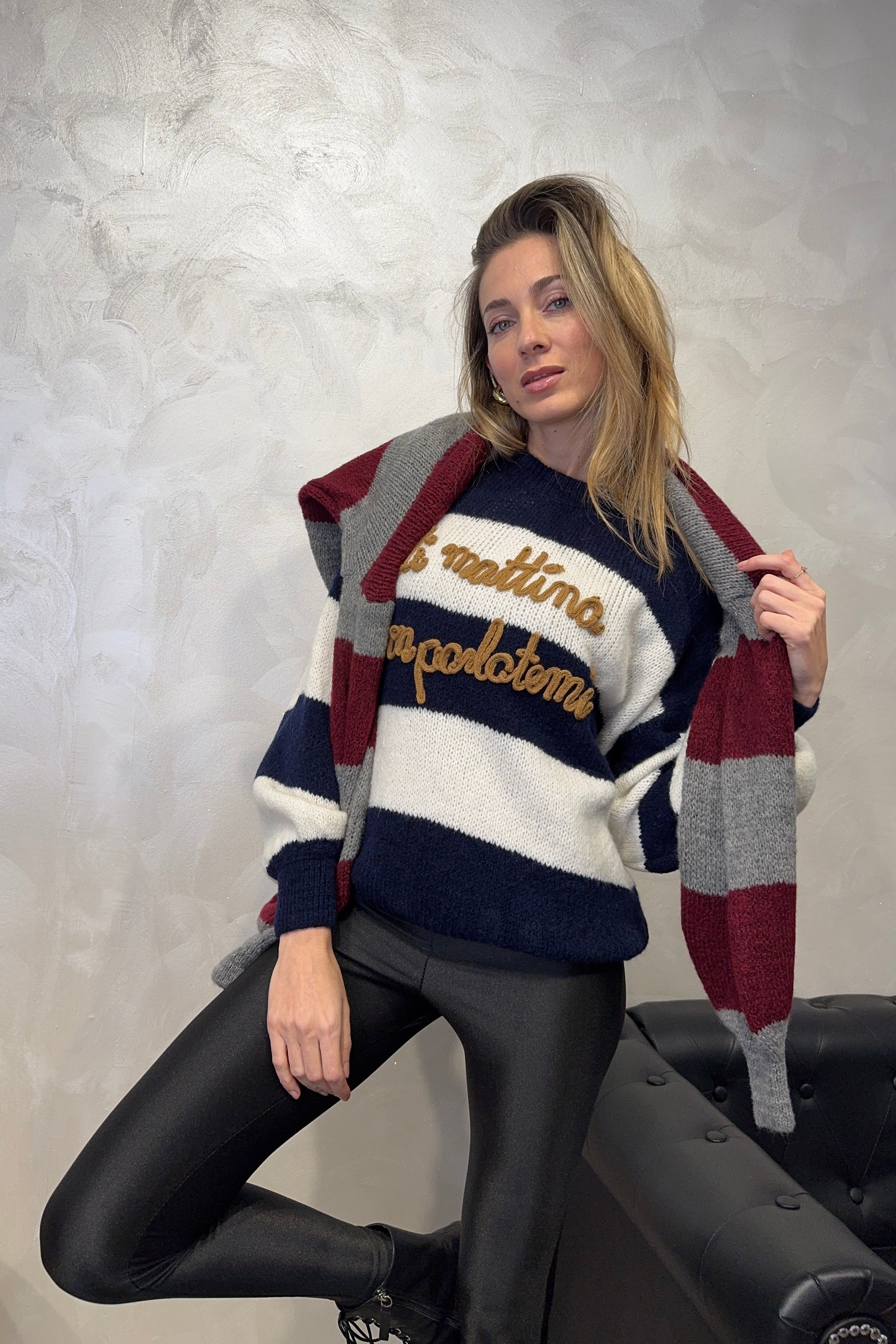 MAGLIONE RIGATO CON RICAMO " DI MATTINA NON PARLATEMI" COL.BLU