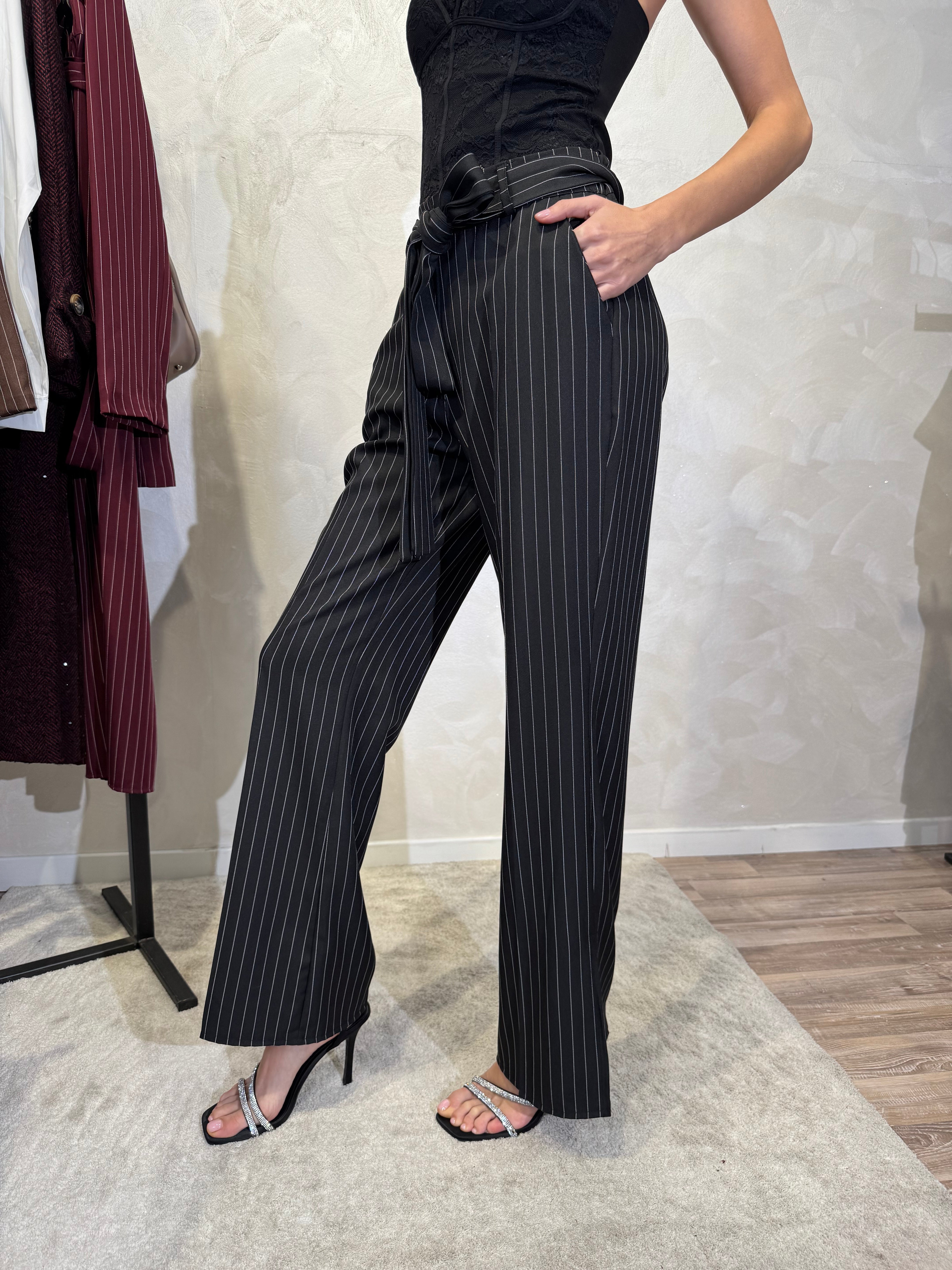 COMPLETO GESSATO CONTEMPORANEO COL. NERO