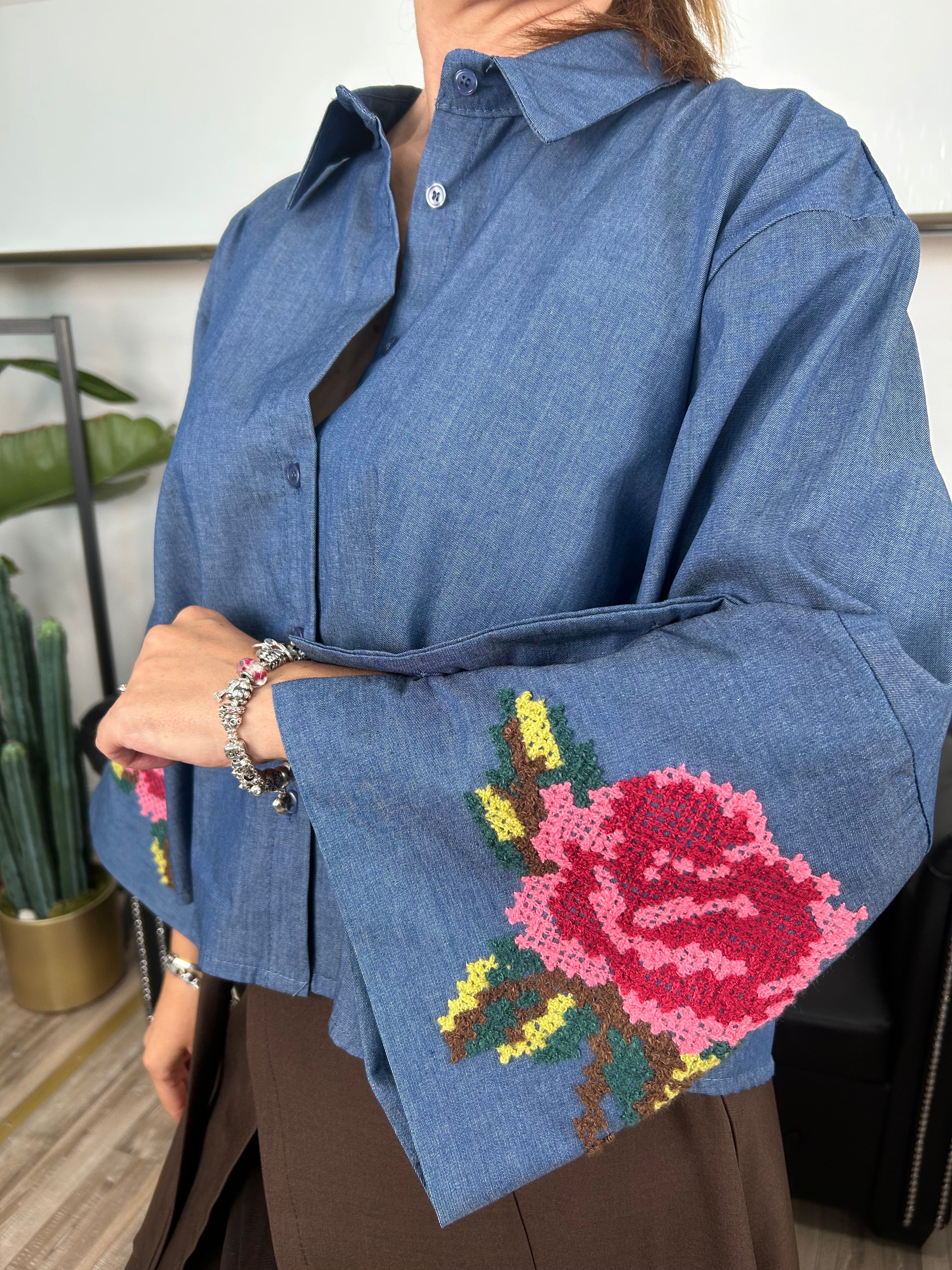 CAMICIA DENIM BLU CON RICAMI FLOREALI