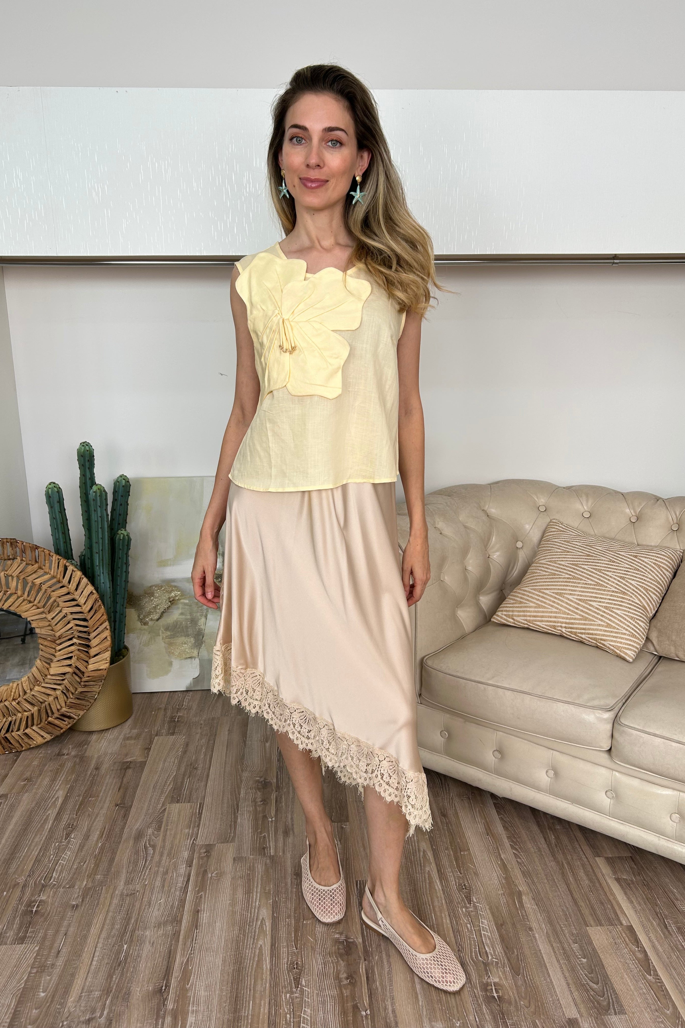 TOP IN TENCEL E LINO CON GRANDE FIORE APPLICATO COL. GIALLO