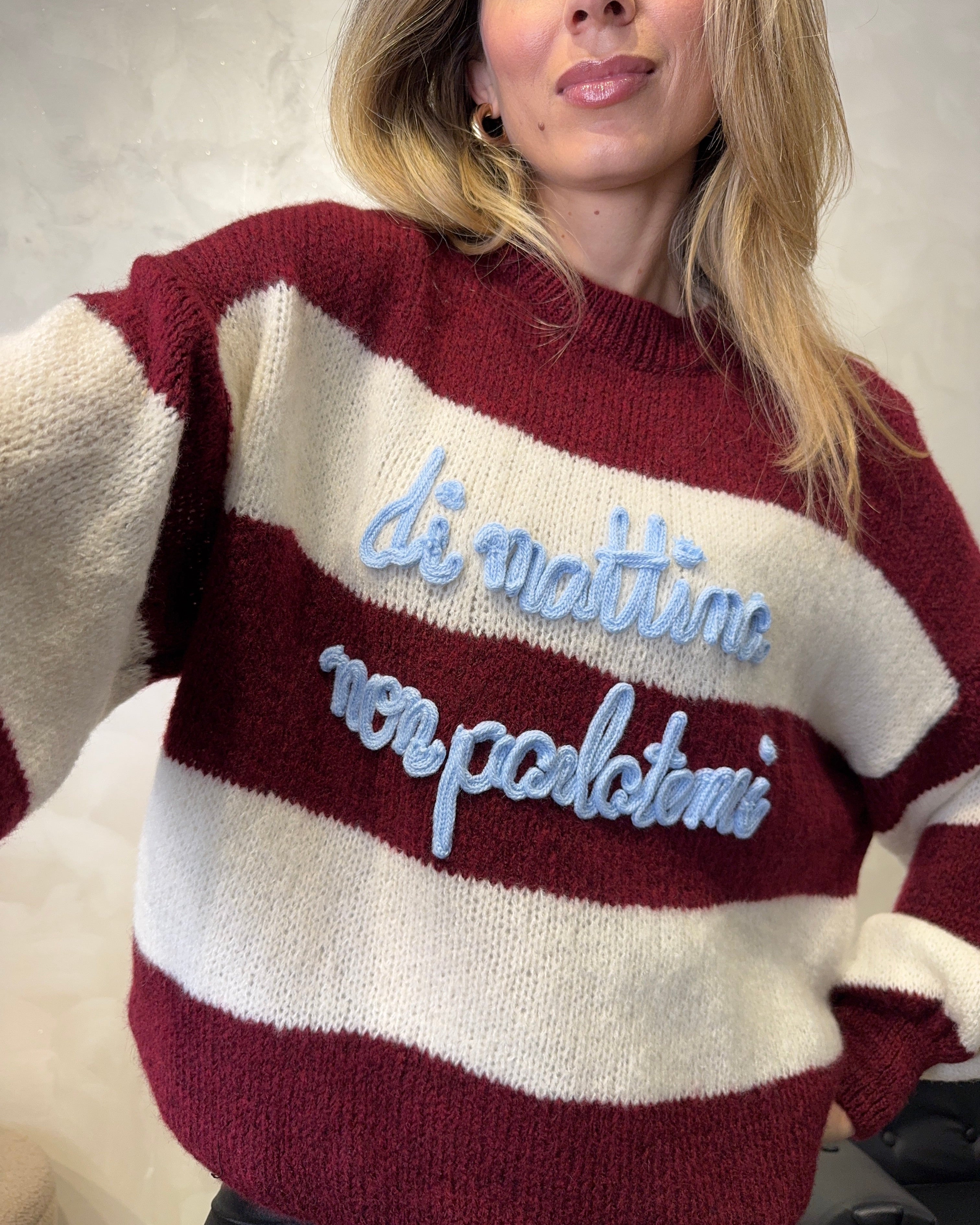MAGLIONE RIGATO CON RICAMO " DI MATTINA NON PARLATEMI" COL.BORDEAUX