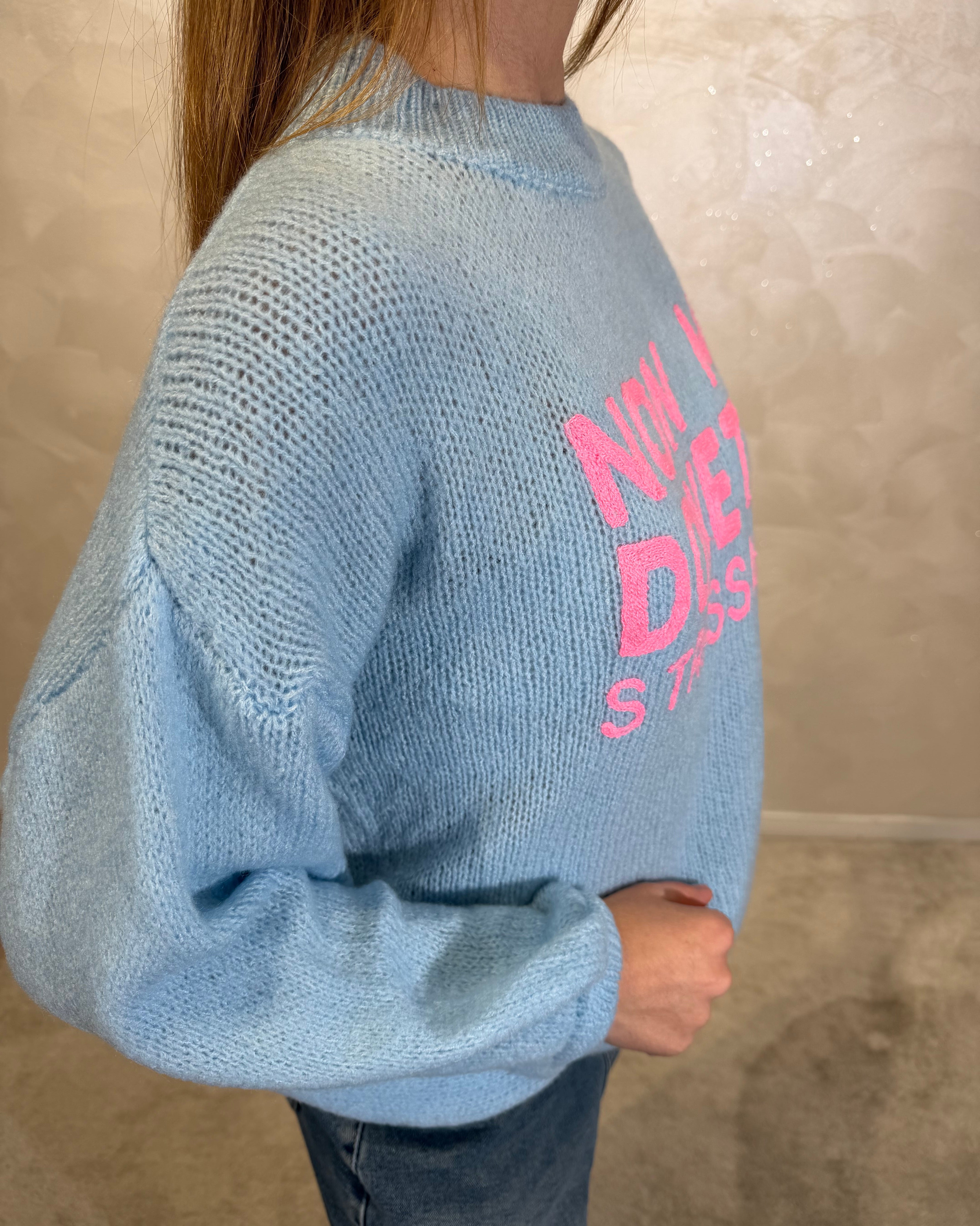 MAGLIONE CON RICAMO "NON MI DOVETE STRESSARE" COL. CELESTE