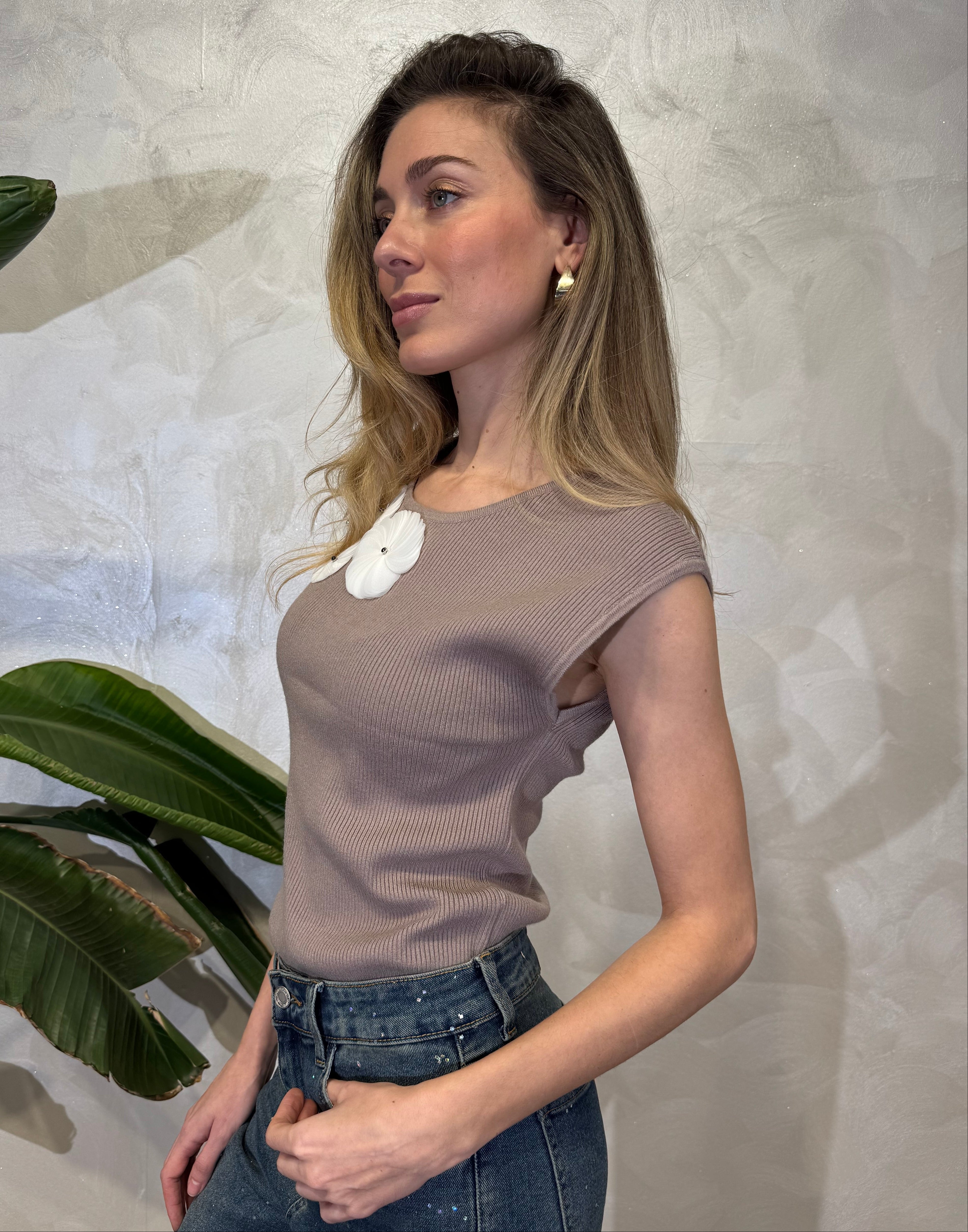 TOP COSTINA CON APPLICAZIONI FLOREALI COL TORTORA