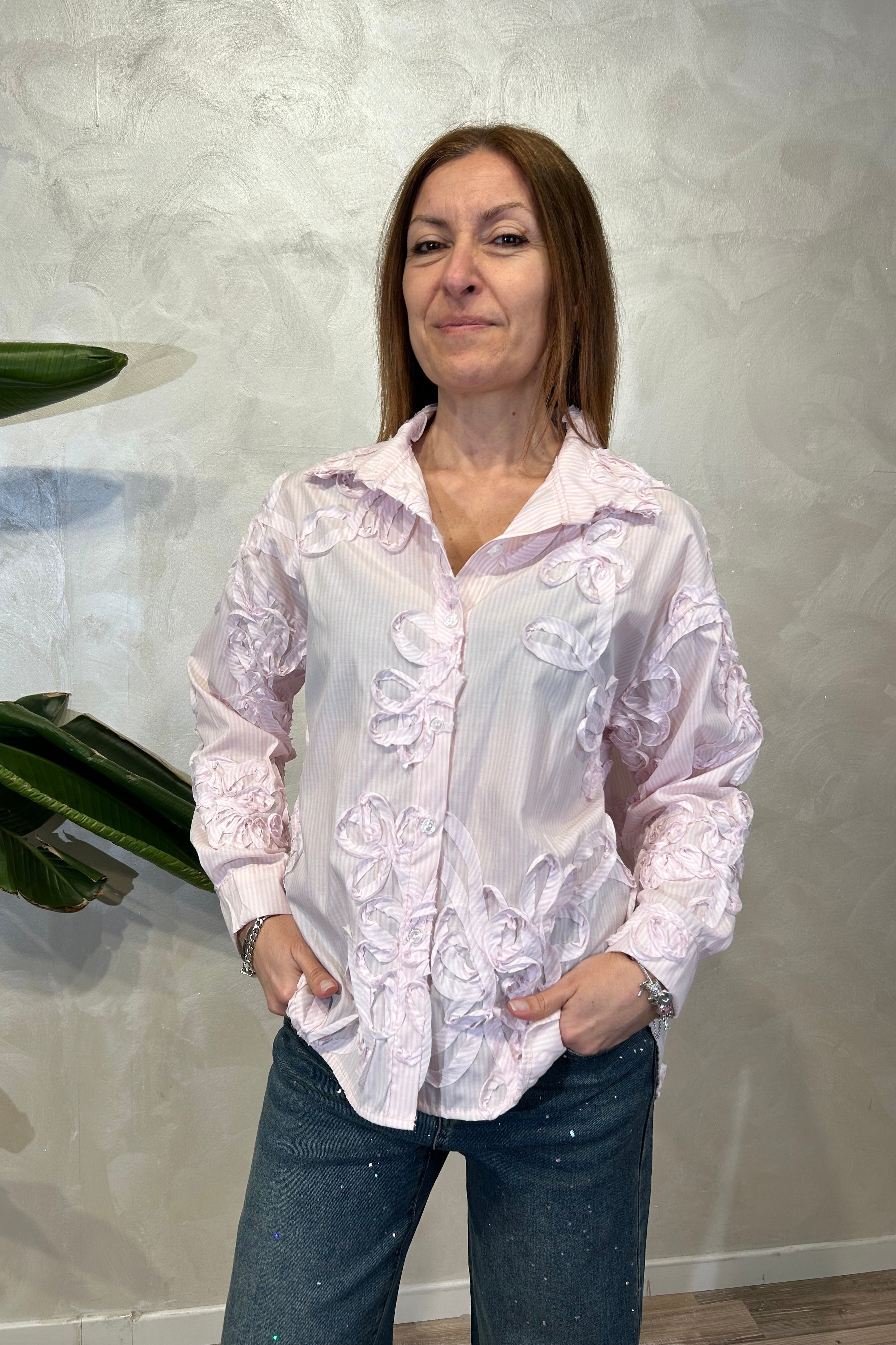 CAMICIA IN COTONE A RIGHE CON APPLICAZIONI RICAMATE DIS.FLOREALE COL.ROSA