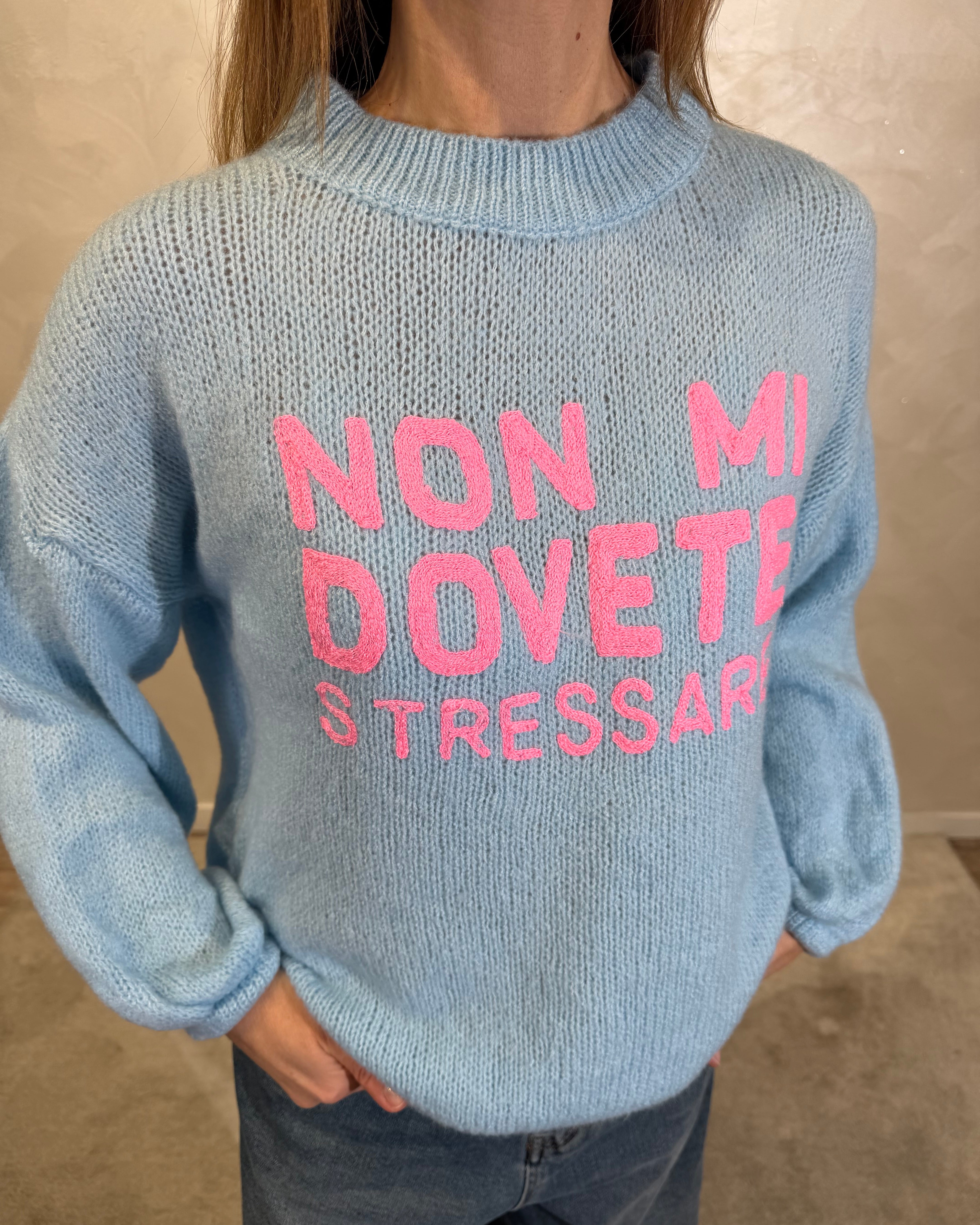 MAGLIONE CON RICAMO "NON MI DOVETE STRESSARE" COL. CELESTE