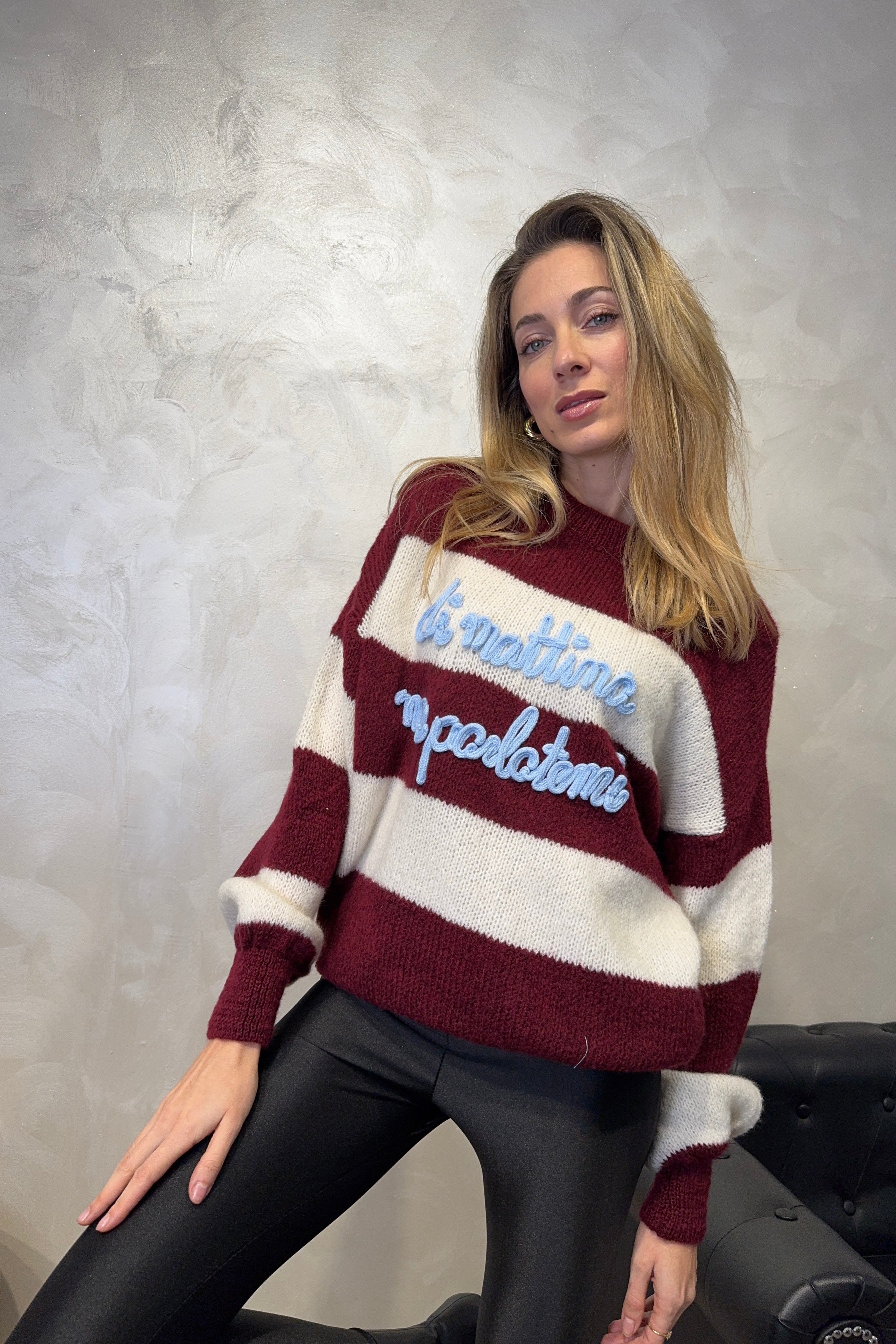 MAGLIONE RIGATO CON RICAMO " DI MATTINA NON PARLATEMI" COL.BORDEAUX