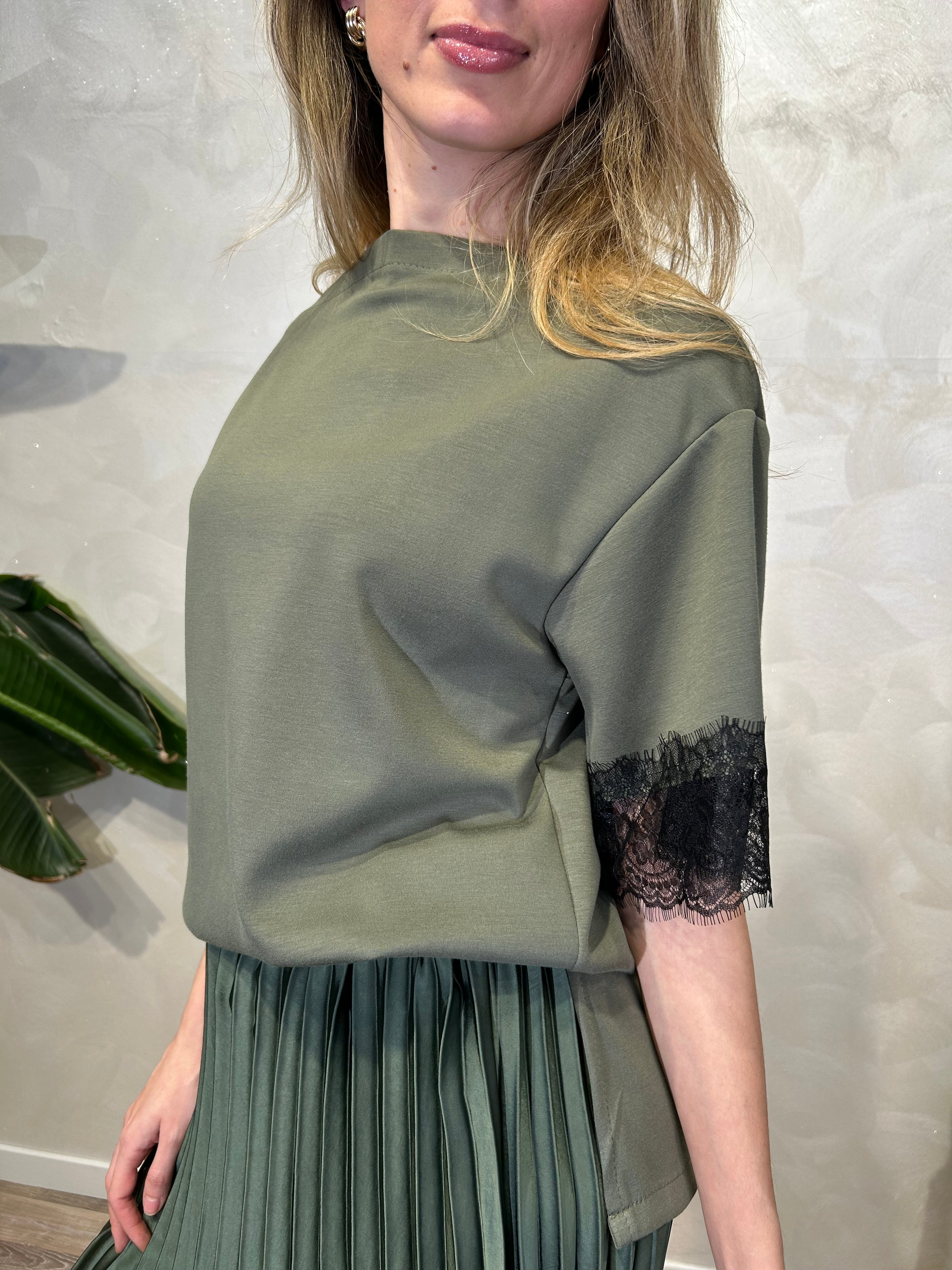 BLUSA CON MANICHE E PIZZO IN CONTRASTO COL. VERDE