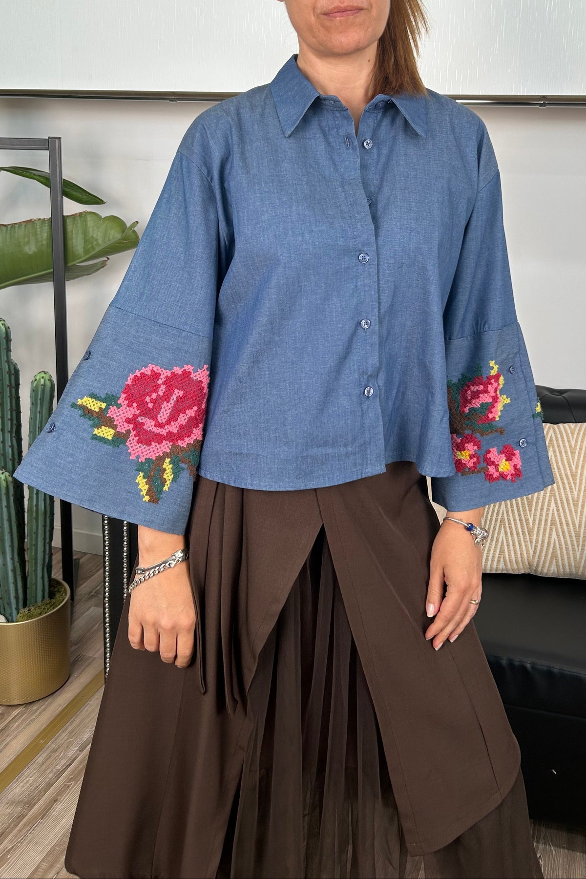CAMICIA DENIM BLU CON RICAMI FLOREALI