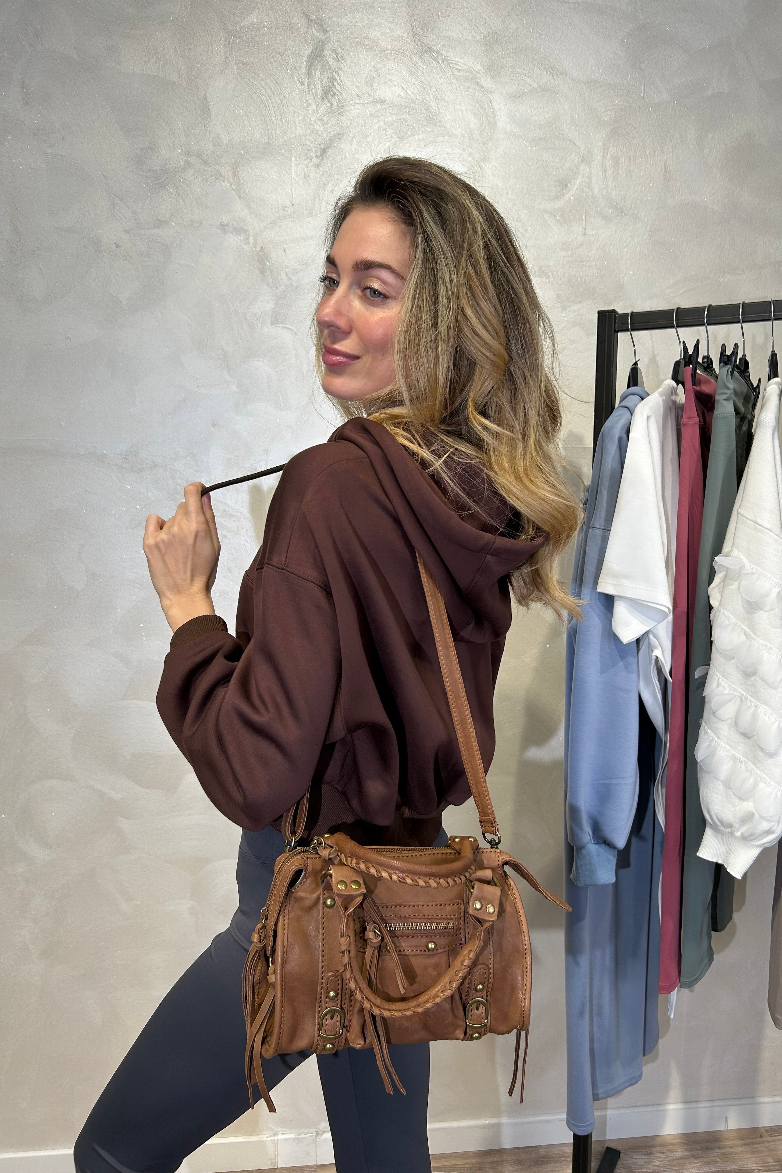 BORSA IN VERA PELLE CON ZIP E DETTAGLI METALLICI COL.CUOIO