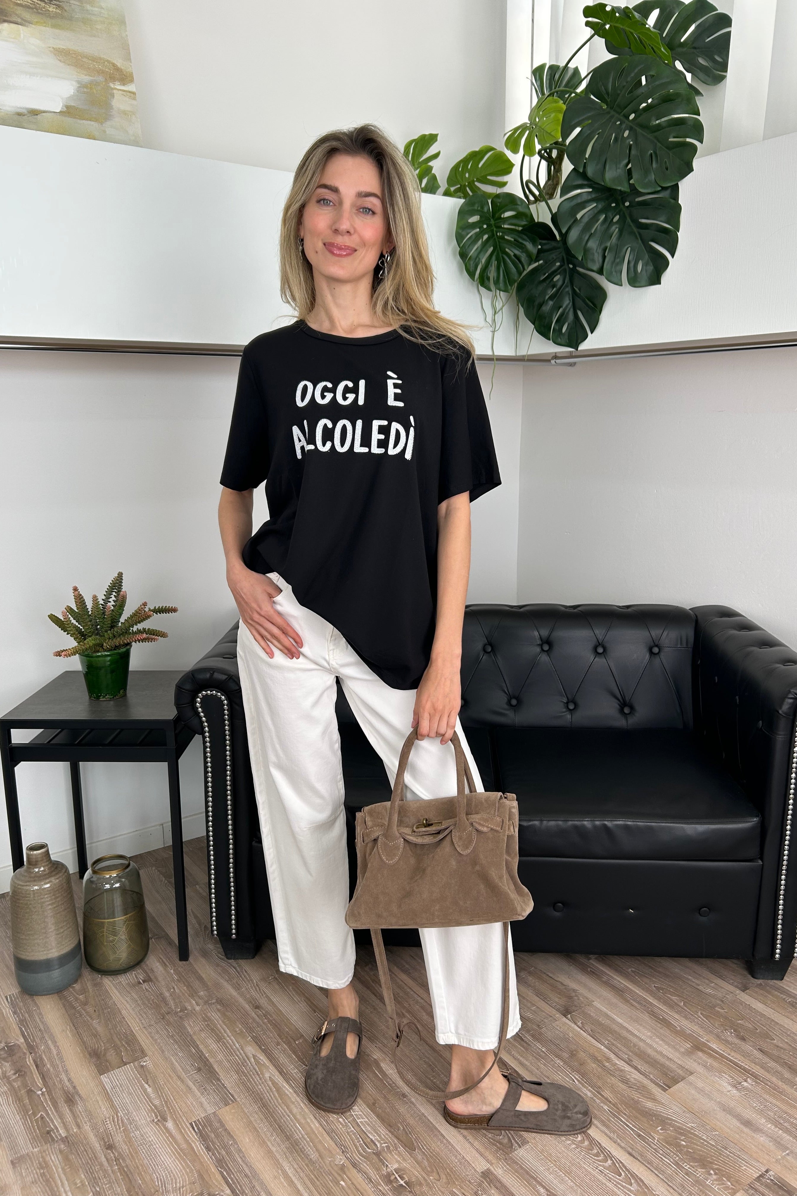 T‑SHIRT CON SCRITTA “OGGI È ALCOLEDÌ” COL NERO