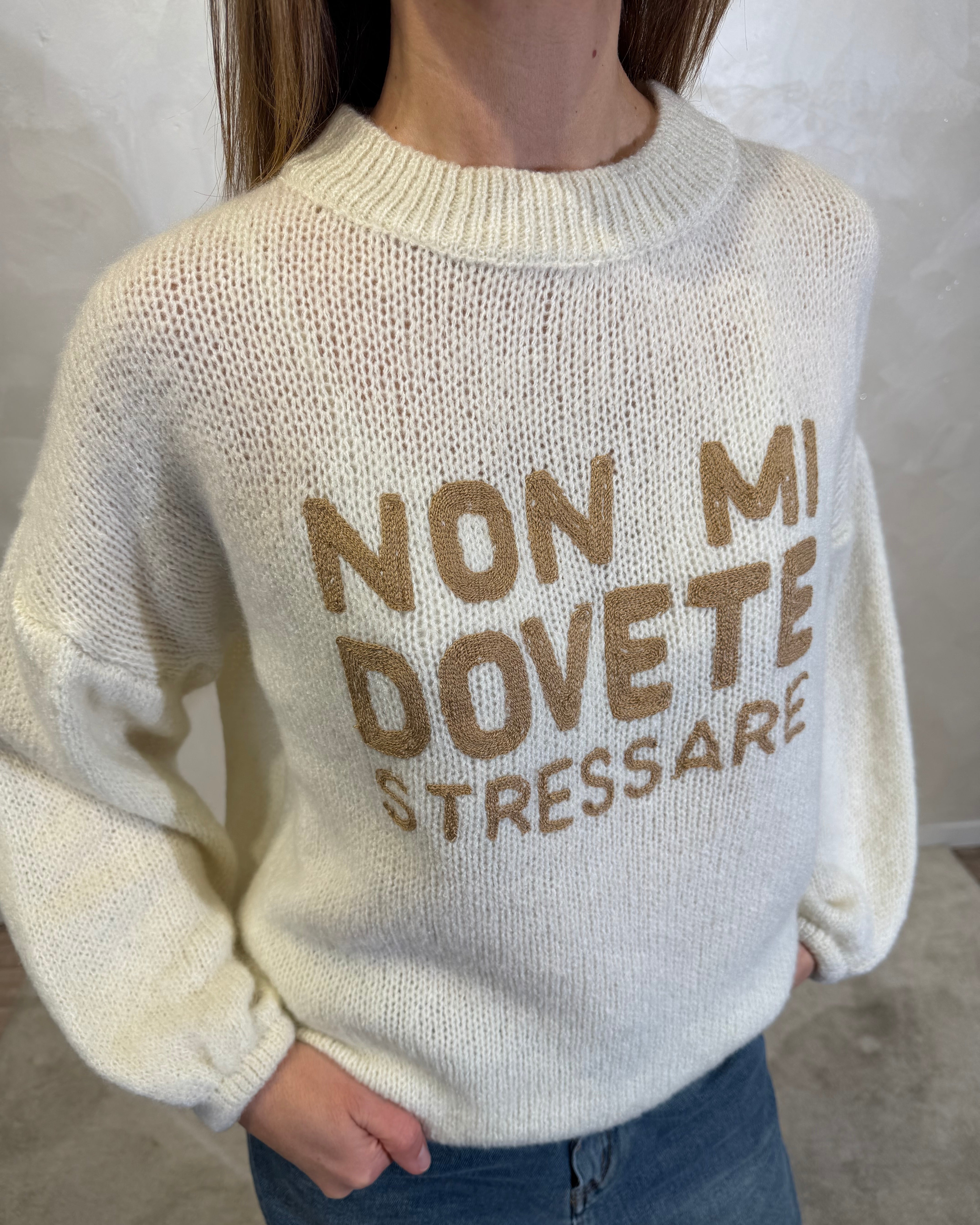 MAGLIONE CON RICAMO "NON MI DOVETE STRESSARE" COL. PANNA