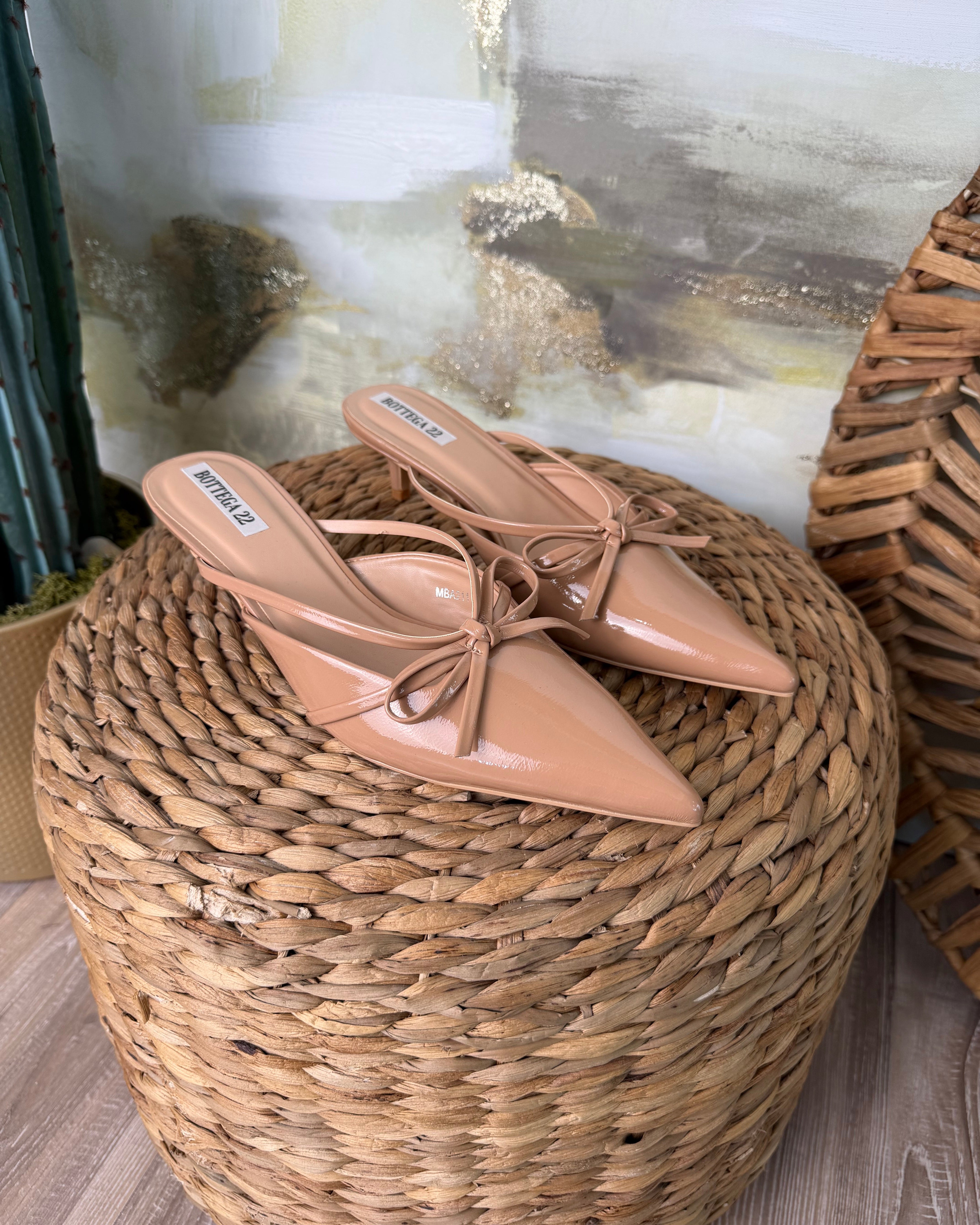 MULES VERNICIATI CON FIOCCO COL. BEIGE