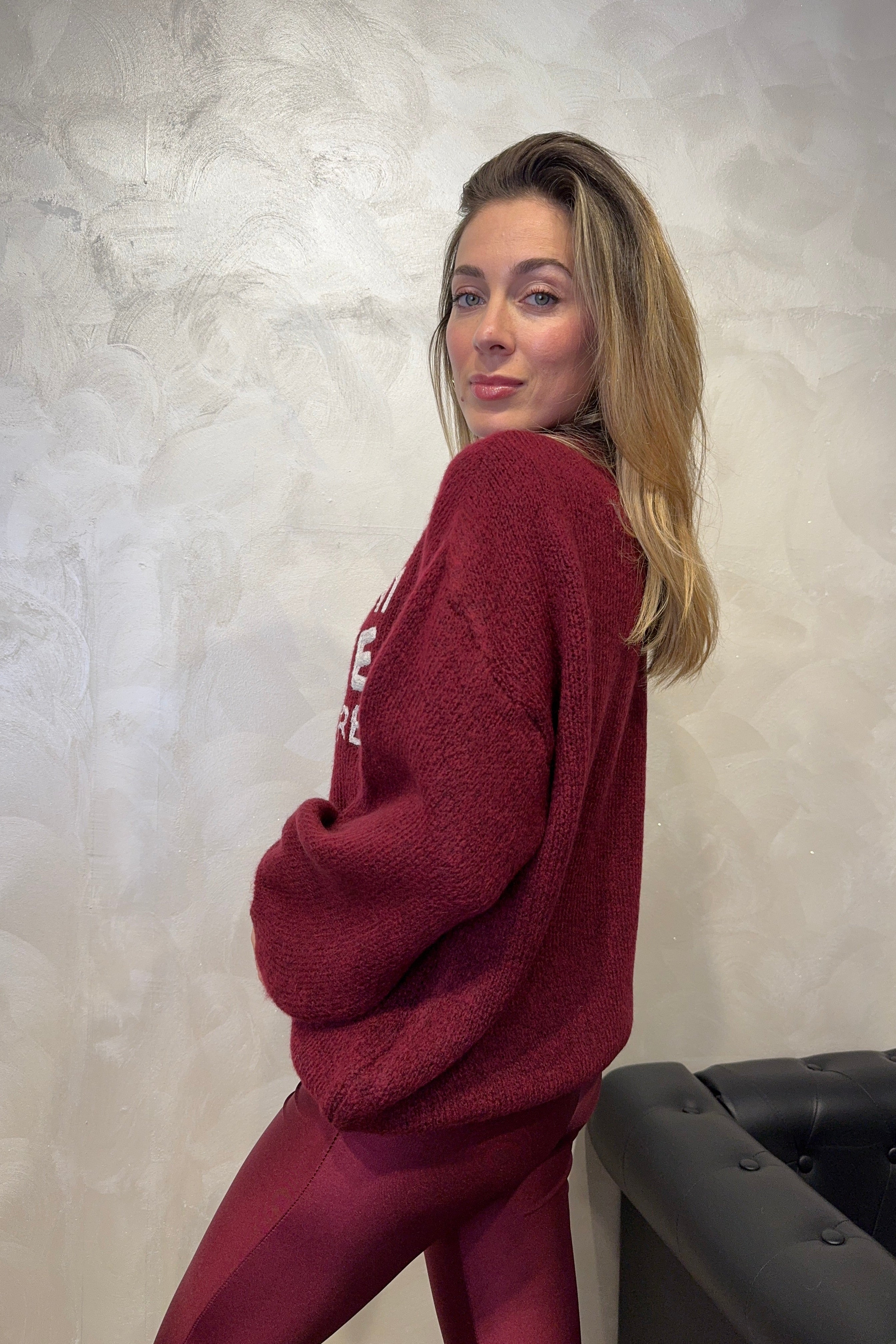 MAGLIONE CON RICAMO "NON MI DOVETE STRESSARE" COL. BORDEAUX