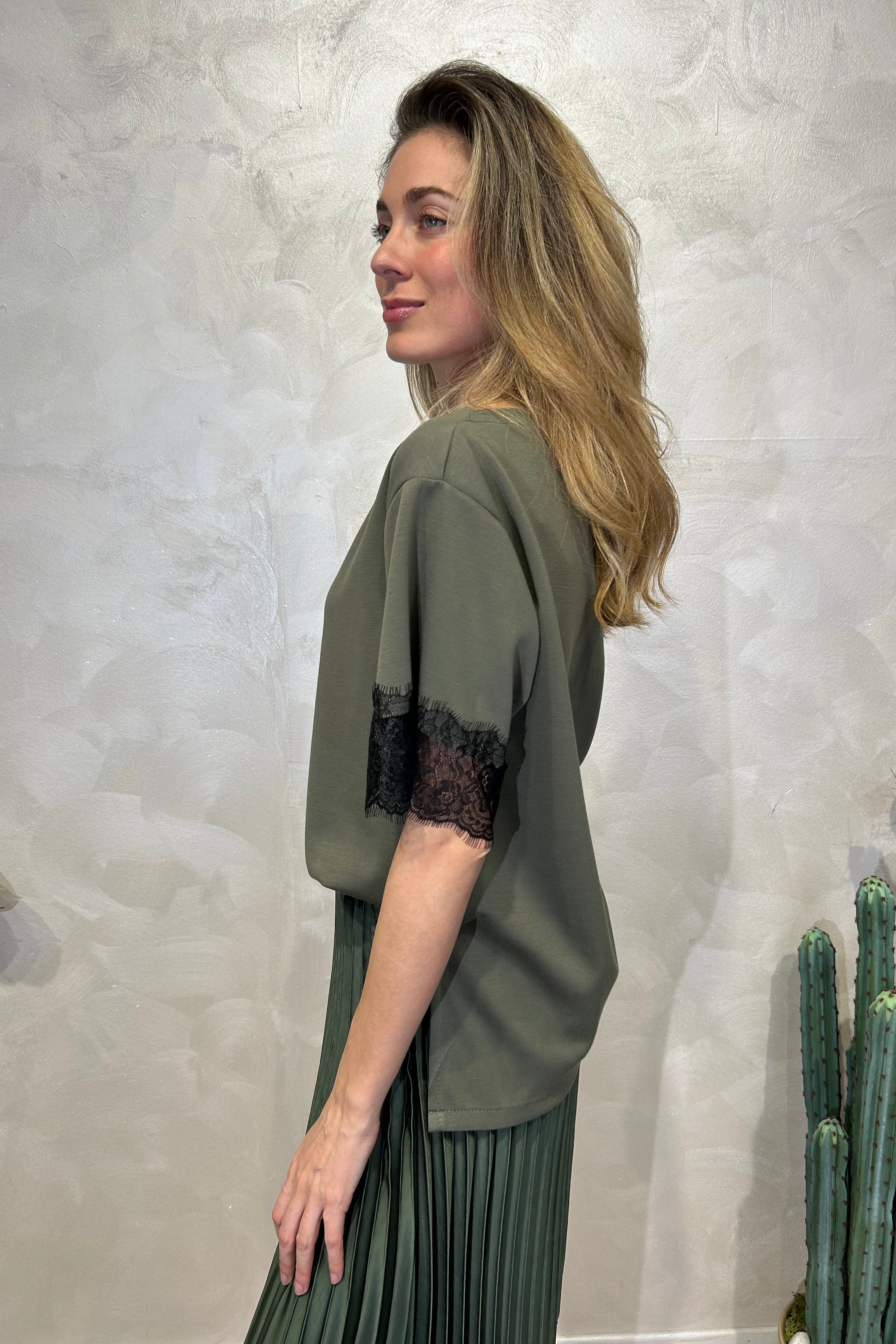 BLUSA CON MANICHE E PIZZO IN CONTRASTO COL. VERDE