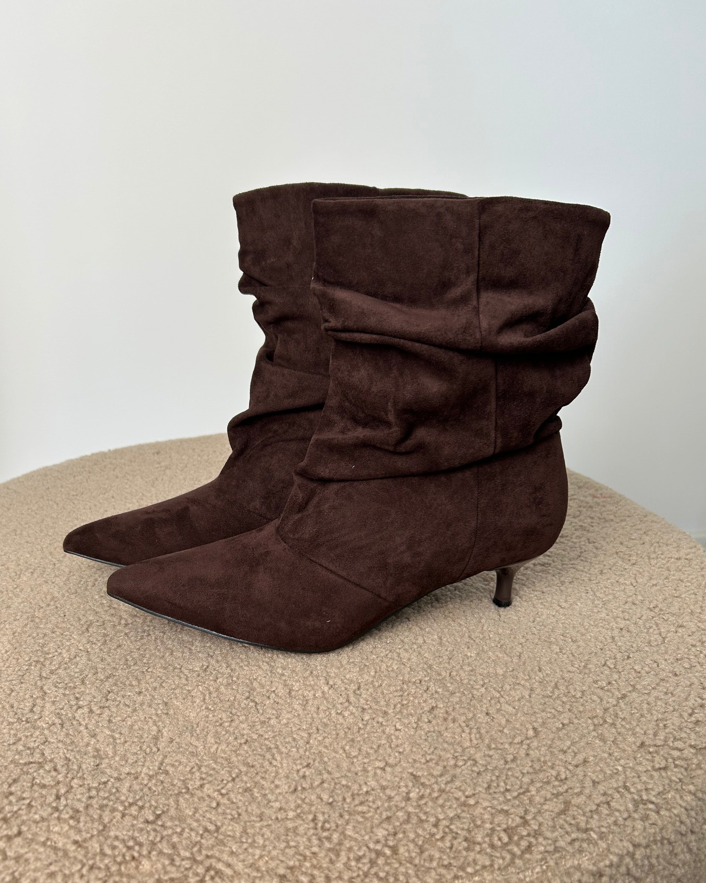 STIVALETTO CAMOSCIO A PUNTA AFFUSOLATA – EFFETTO SLOUCHY COL. BROWN