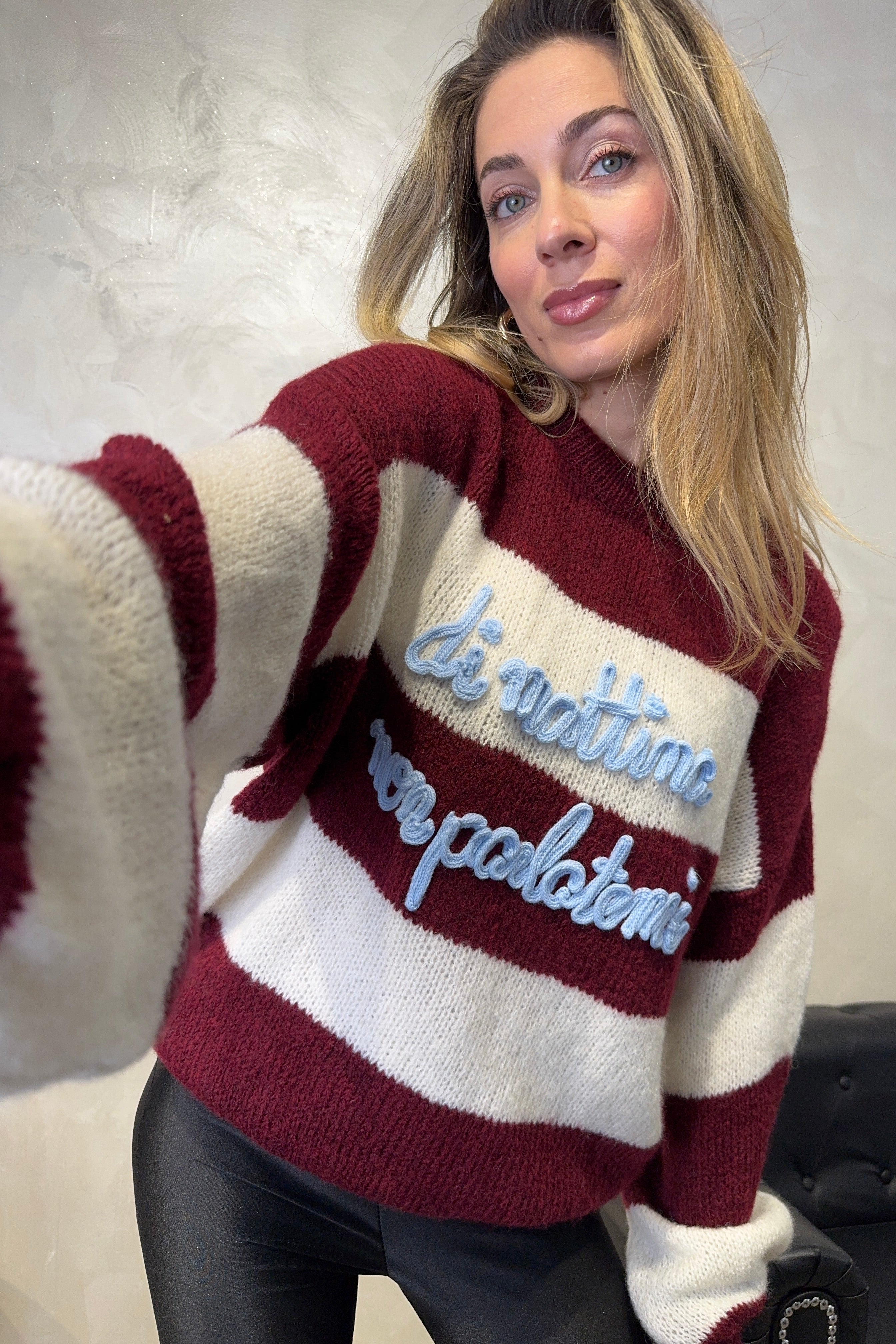 MAGLIONE RIGATO CON RICAMO " DI MATTINA NON PARLATEMI" COL.BORDEAUX