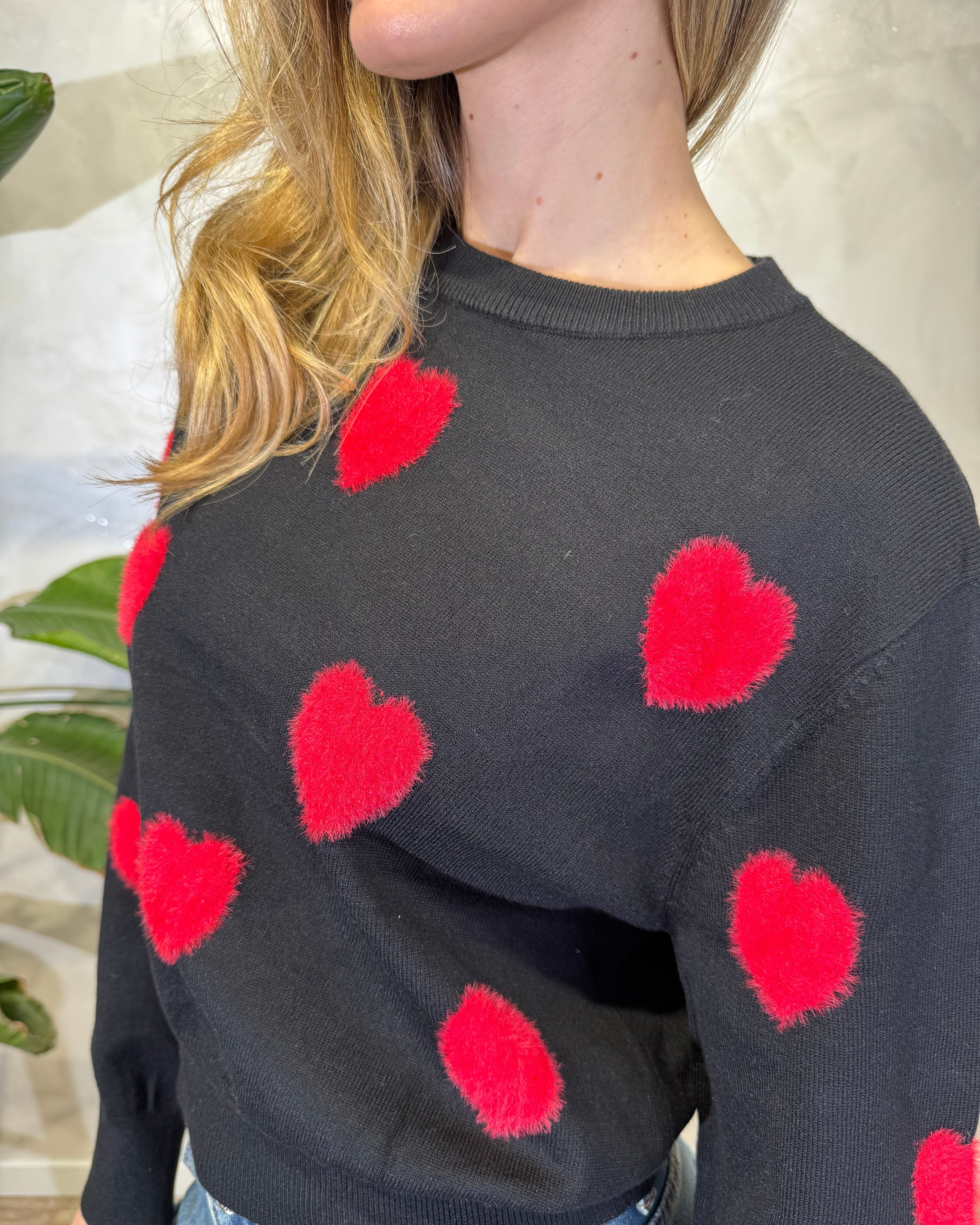 MAGLIA TRICOT CON CUORI ROSSI COL. NERO