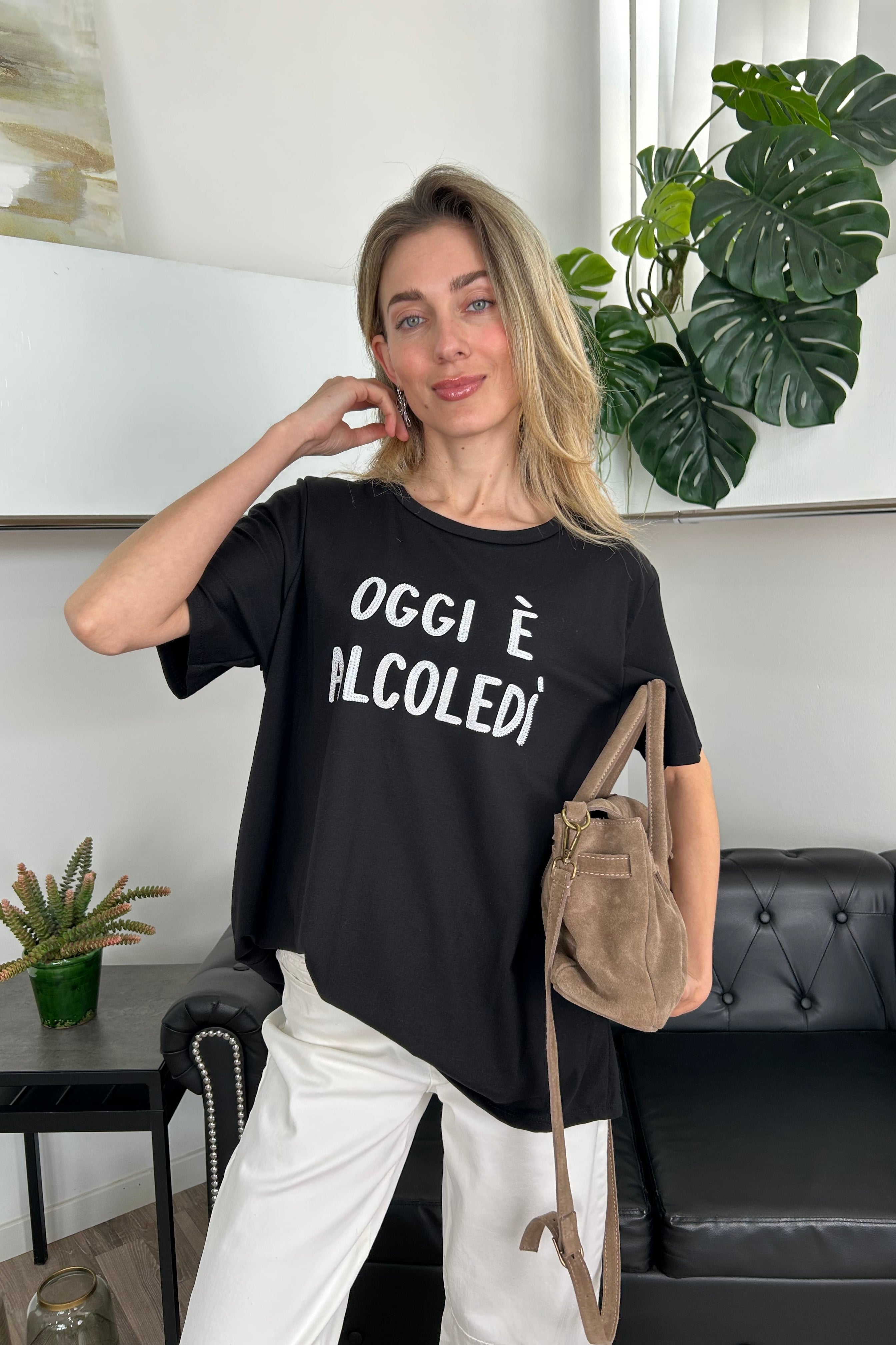 T‑SHIRT CON SCRITTA “OGGI È ALCOLEDÌ” COL NERO