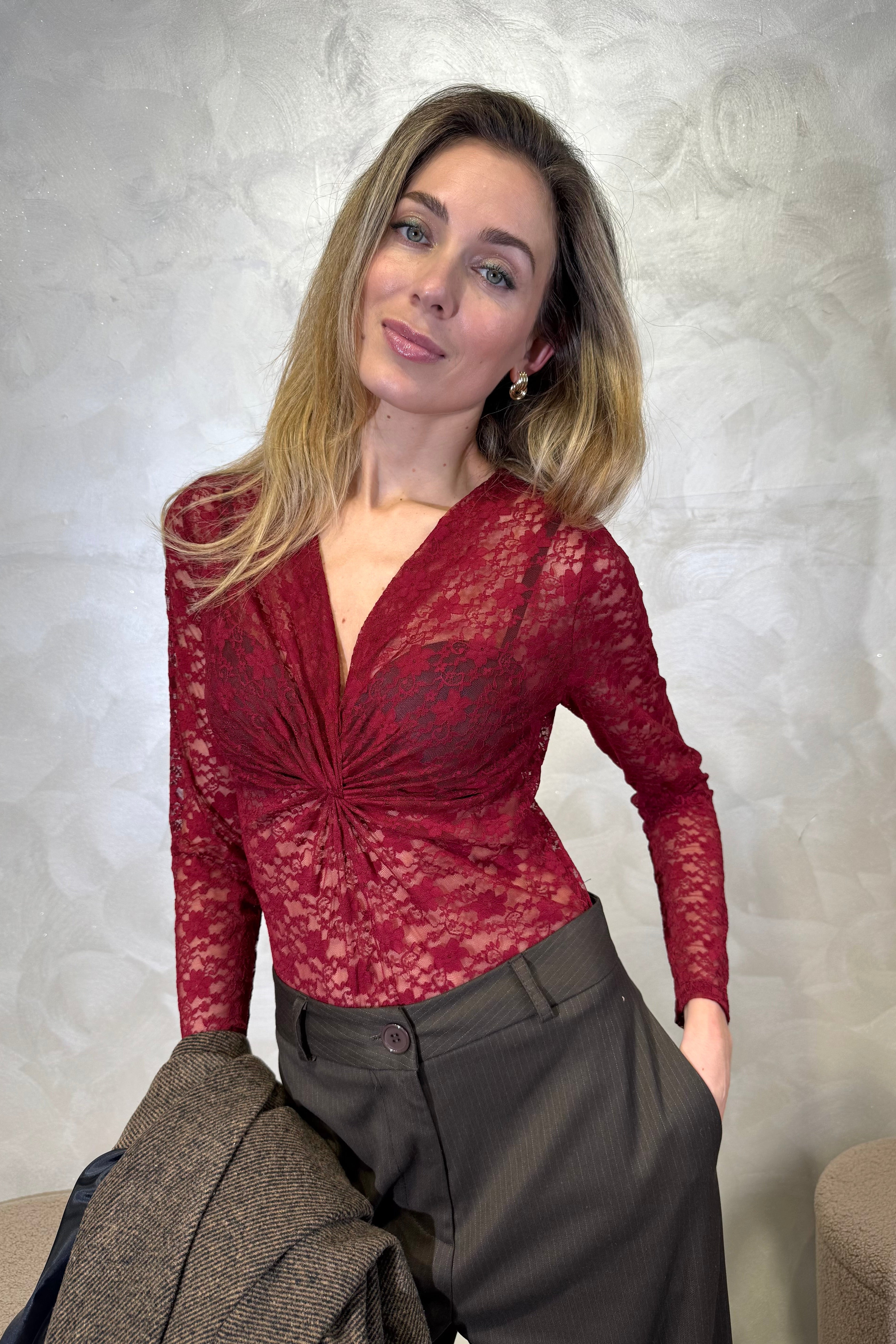 BODY IN PIZZO FLOREALE CON TWIST CENTRALE COL. BORDEAUX