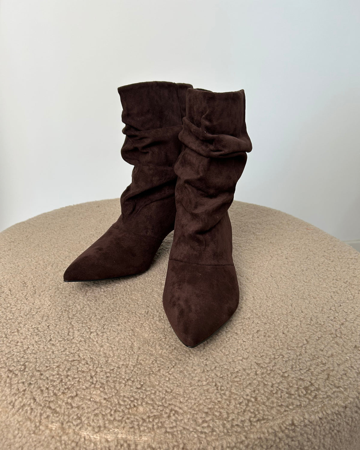 STIVALETTO CAMOSCIO A PUNTA AFFUSOLATA – EFFETTO SLOUCHY COL. BROWN