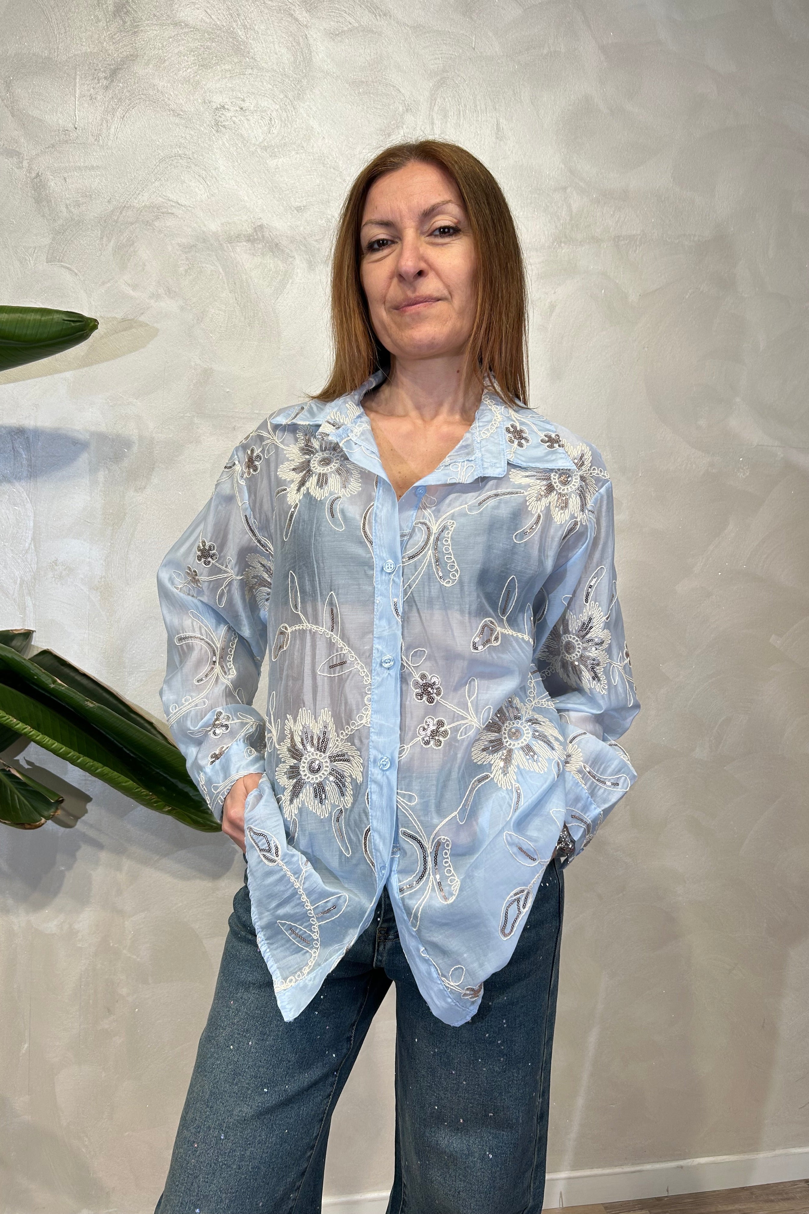 CAMICIA IN TENCEL TRASPARENTE RICAMATA CON MOTIVI FLOREALI COL. CELESTE
