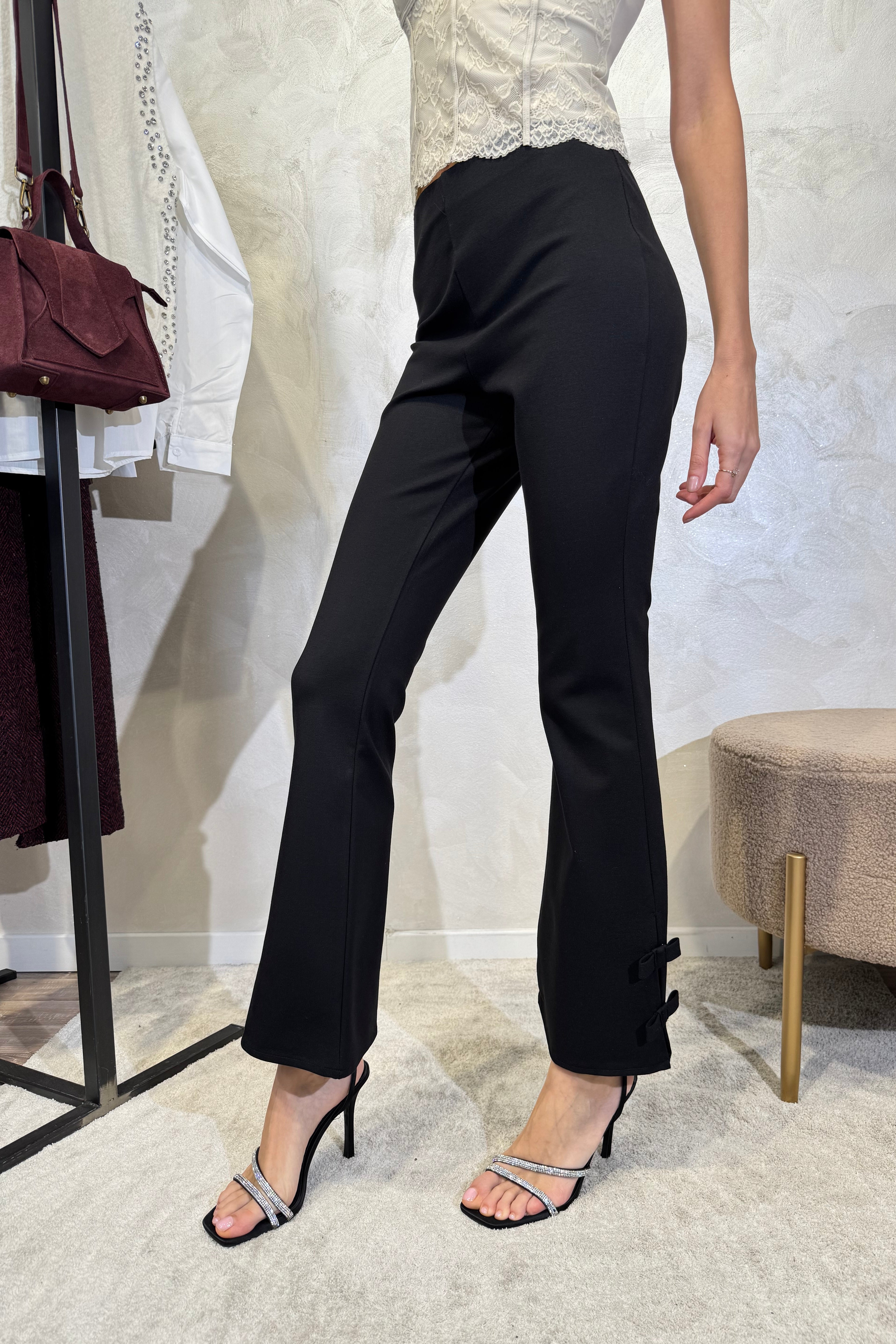 PANTALONE A ZAMPA CON DETTAGLI FIOCCO AL FONDO GAMBA COL. NERO