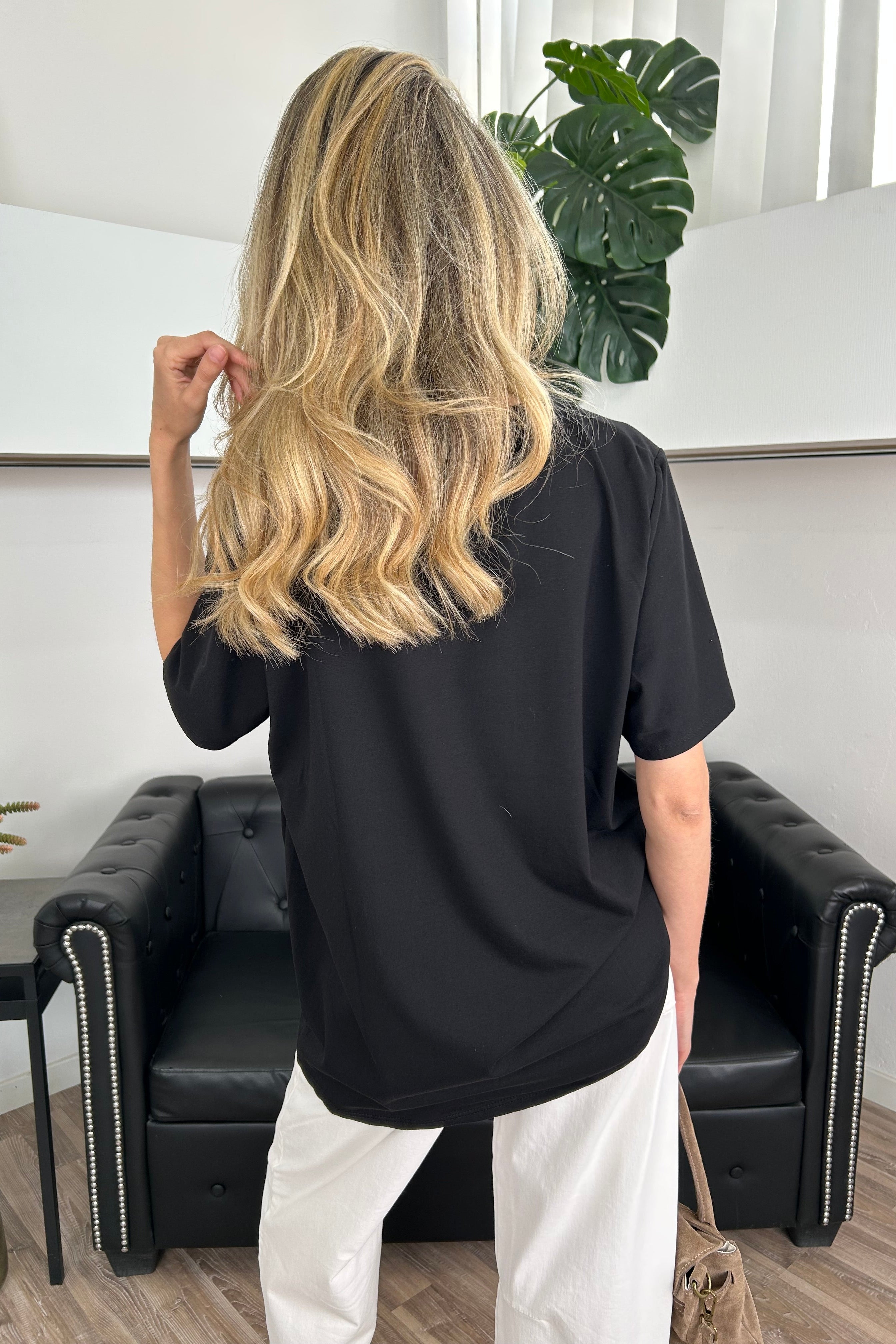 T‑SHIRT CON SCRITTA “OGGI È ALCOLEDÌ” COL NERO