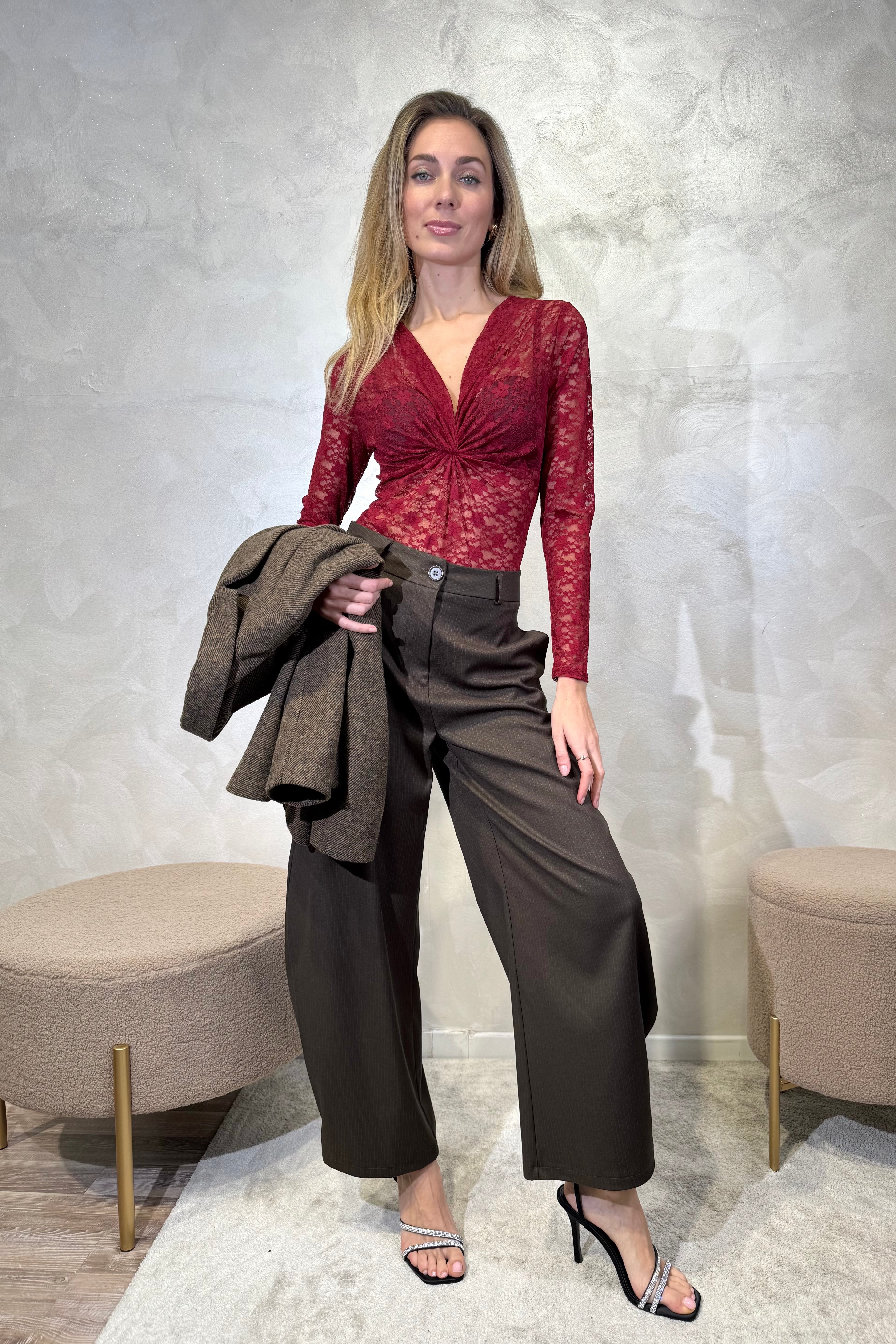 BODY IN PIZZO FLOREALE CON TWIST CENTRALE COL. BORDEAUX