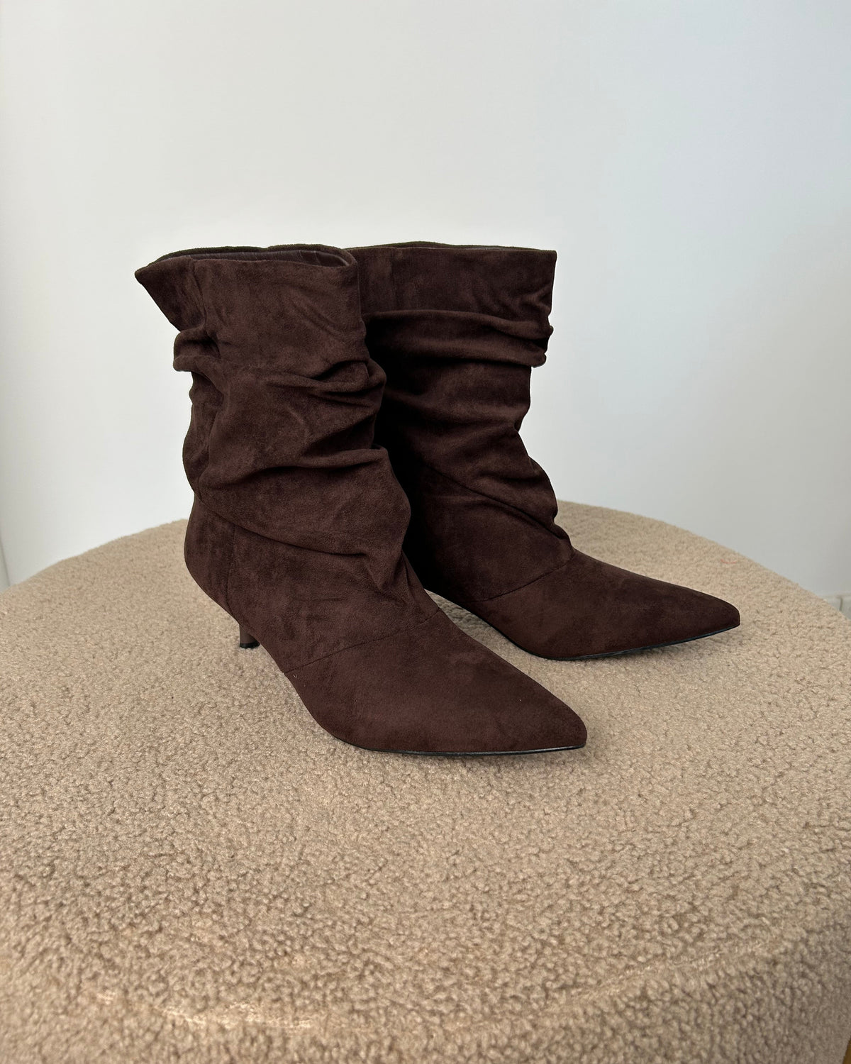 STIVALETTO CAMOSCIO A PUNTA AFFUSOLATA – EFFETTO SLOUCHY COL. BROWN
