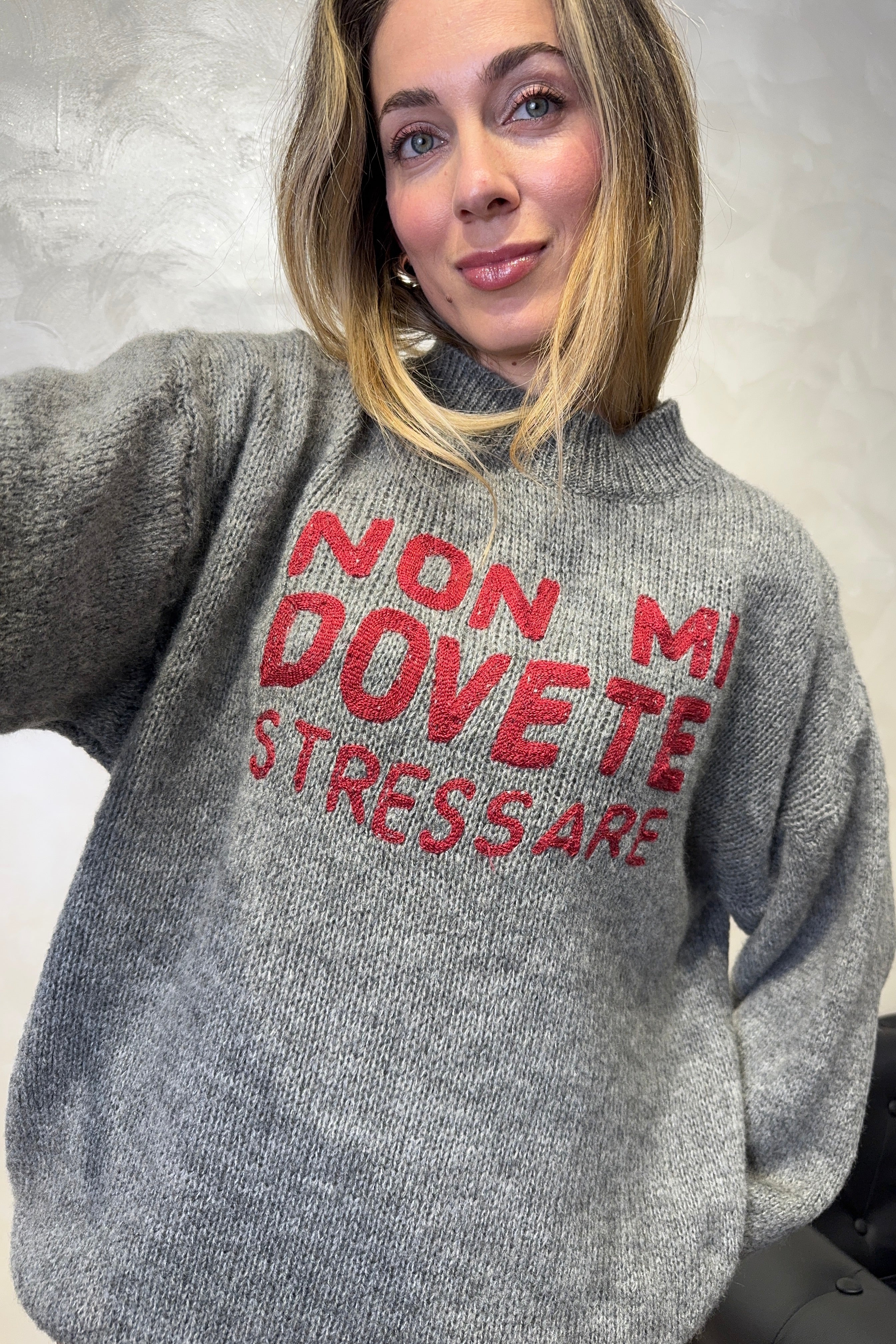 MAGLIONE CON RICAMO "NON MI DOVETE STRESSARE" COL. GRIGIO