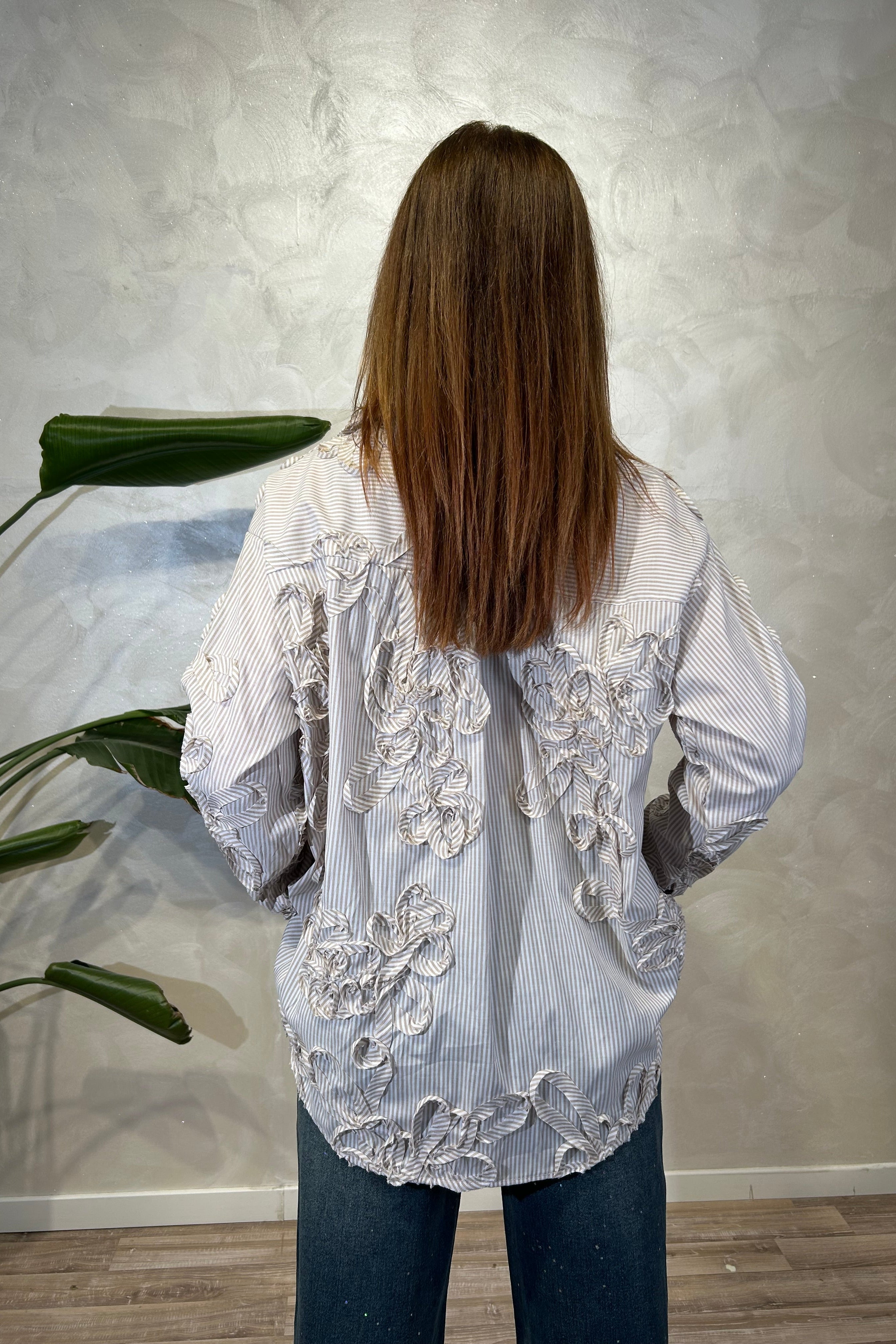 CAMICIA IN COTONE A RIGHE CON APPLICAZIONI RICAMATE DIS.FLOREALE COL.SABBIA