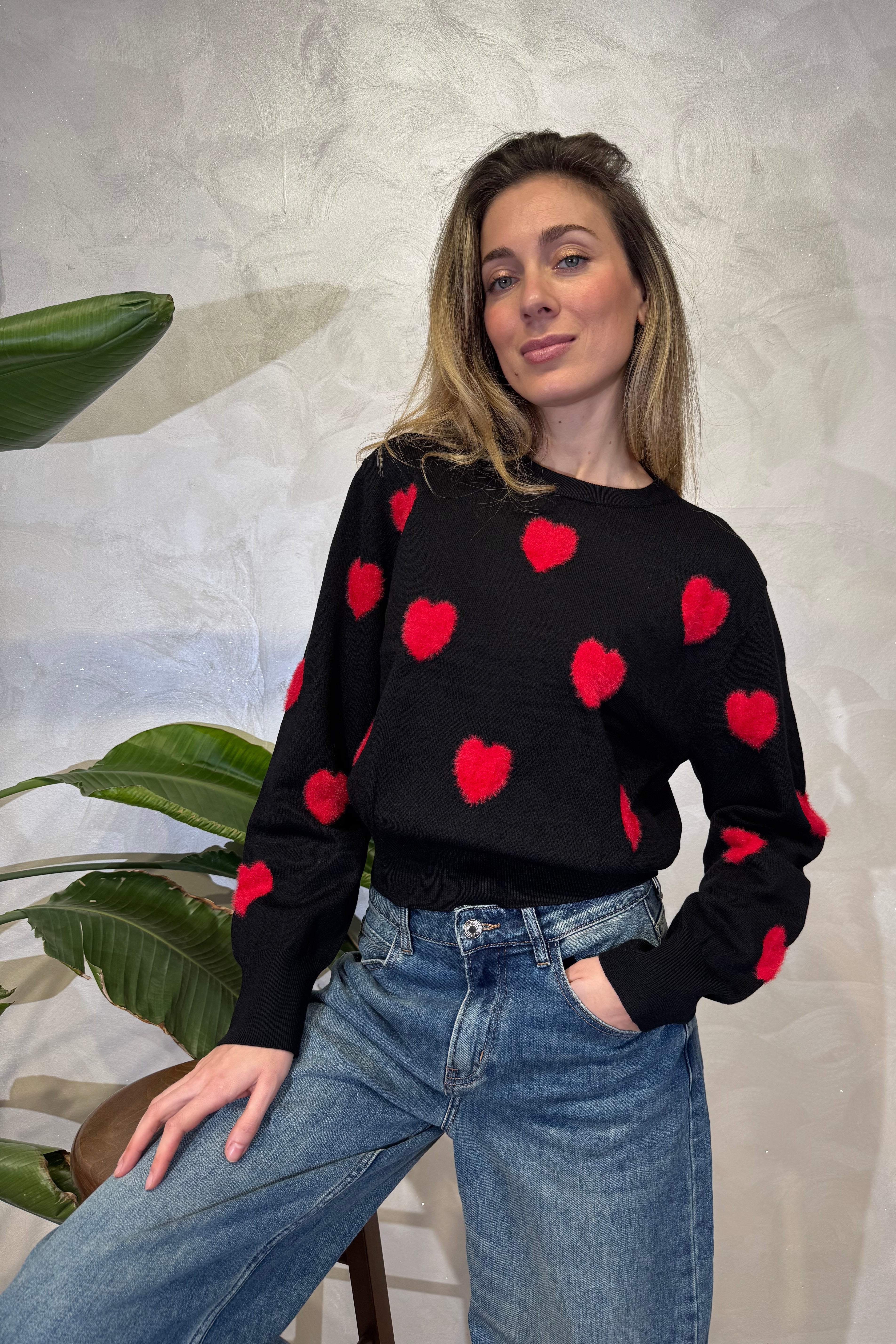 MAGLIA TRICOT CON CUORI ROSSI COL. NERO