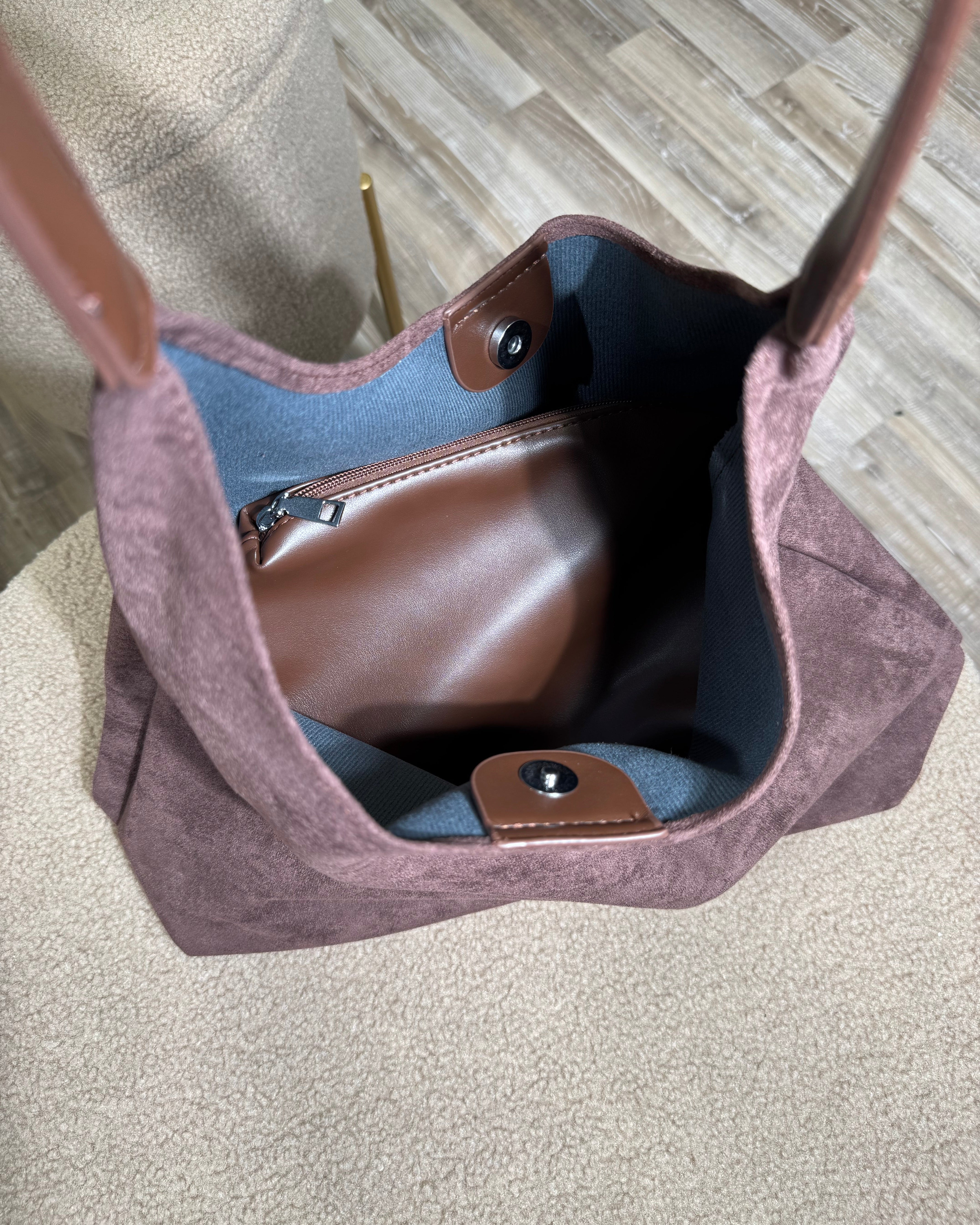 BORSA TRIANGOLARE IN SIMIL CAMOSCIO COL. MORO