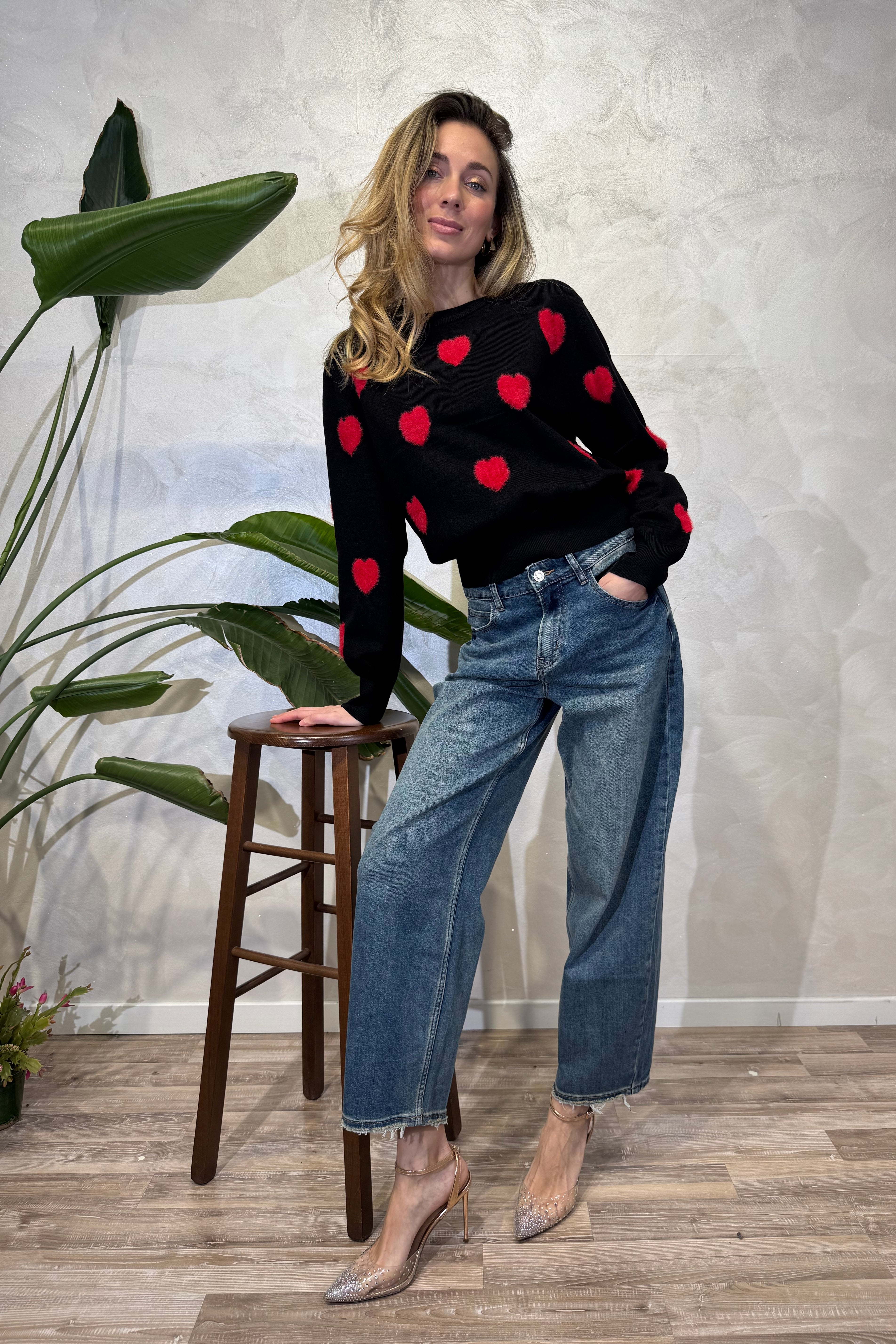 MAGLIA TRICOT CON CUORI ROSSI COL. NERO