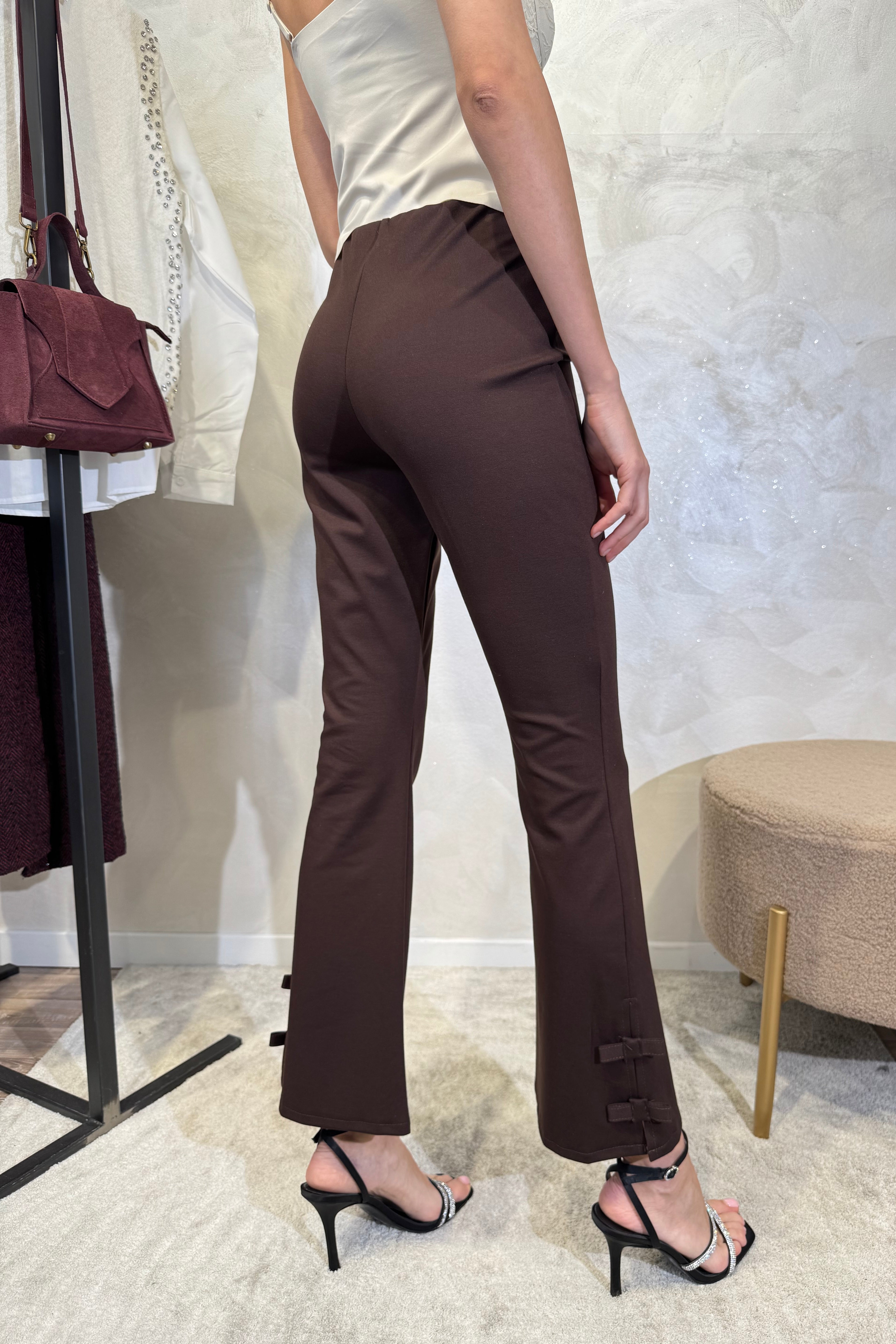 PANTALONE A ZAMPA CON DETTAGLI FIOCCO AL FONDO GAMBA COL. MORO