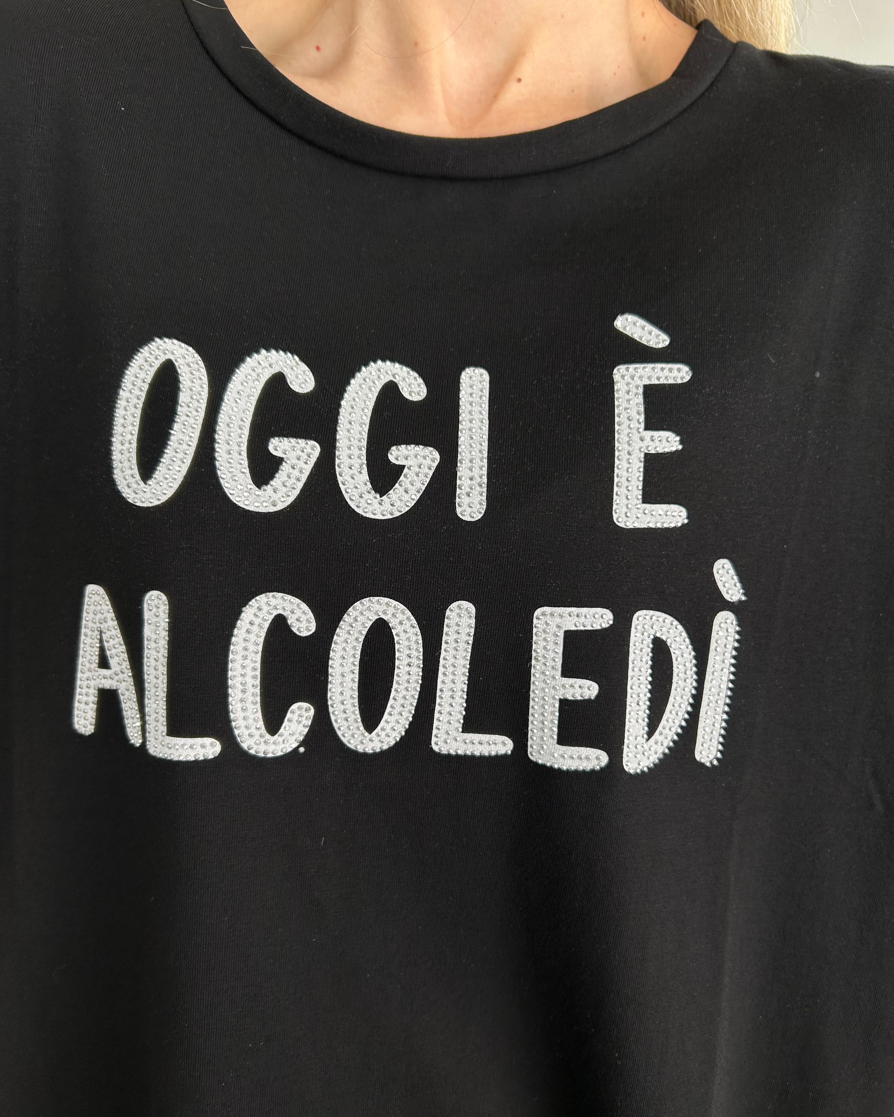 T‑SHIRT CON SCRITTA “OGGI È ALCOLEDÌ” COL NERO