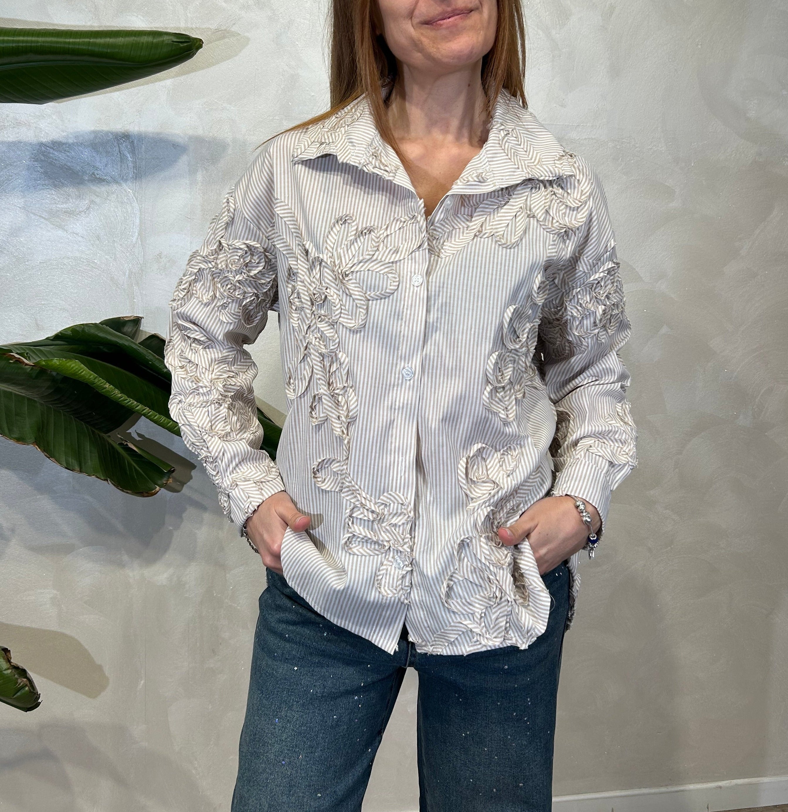 CAMICIA IN COTONE A RIGHE CON APPLICAZIONI RICAMATE DIS.FLOREALE COL.SABBIA