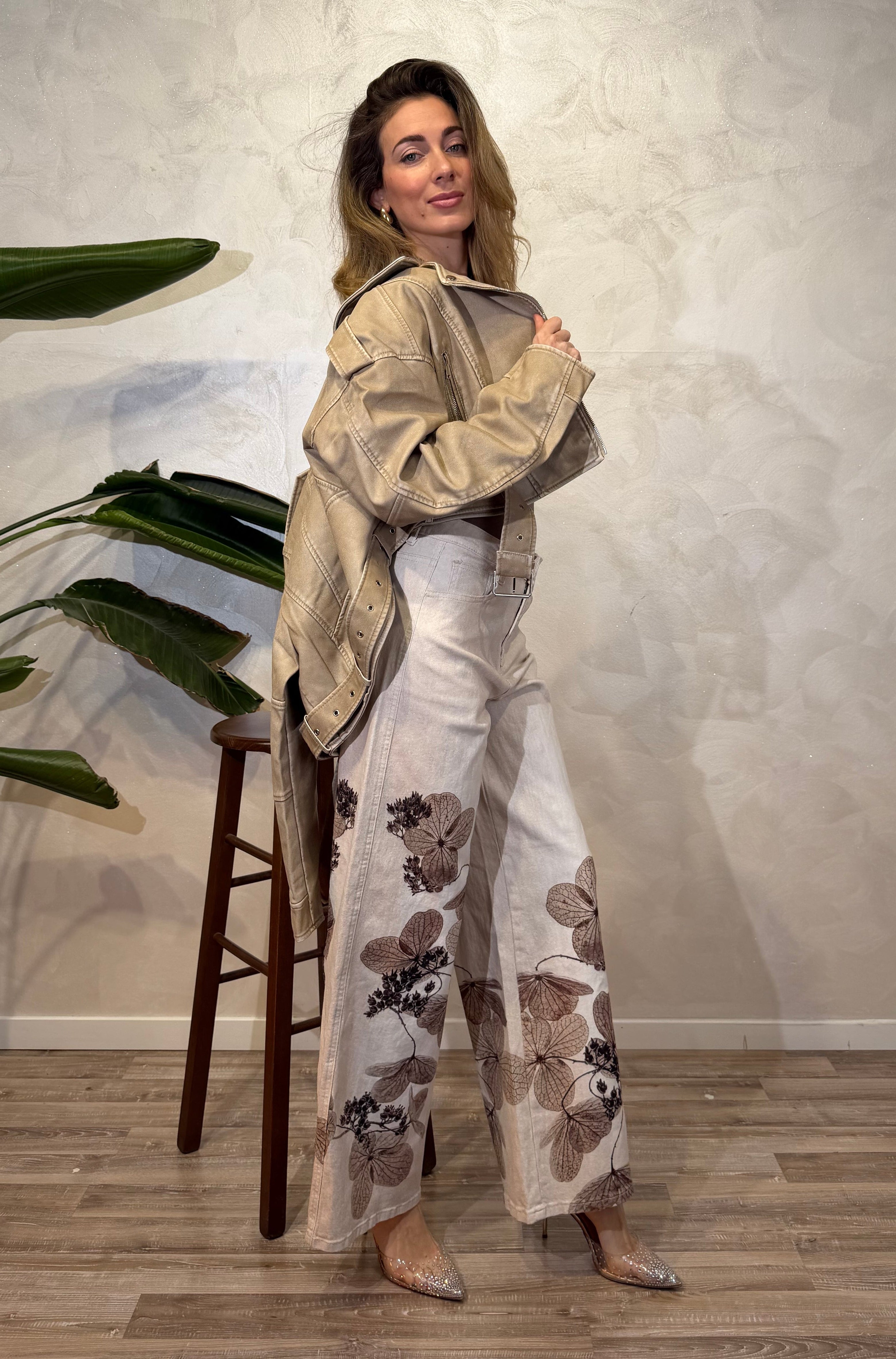 JEANS A PALAZZO CON STAMPA FLOREALE COL. BURRO
