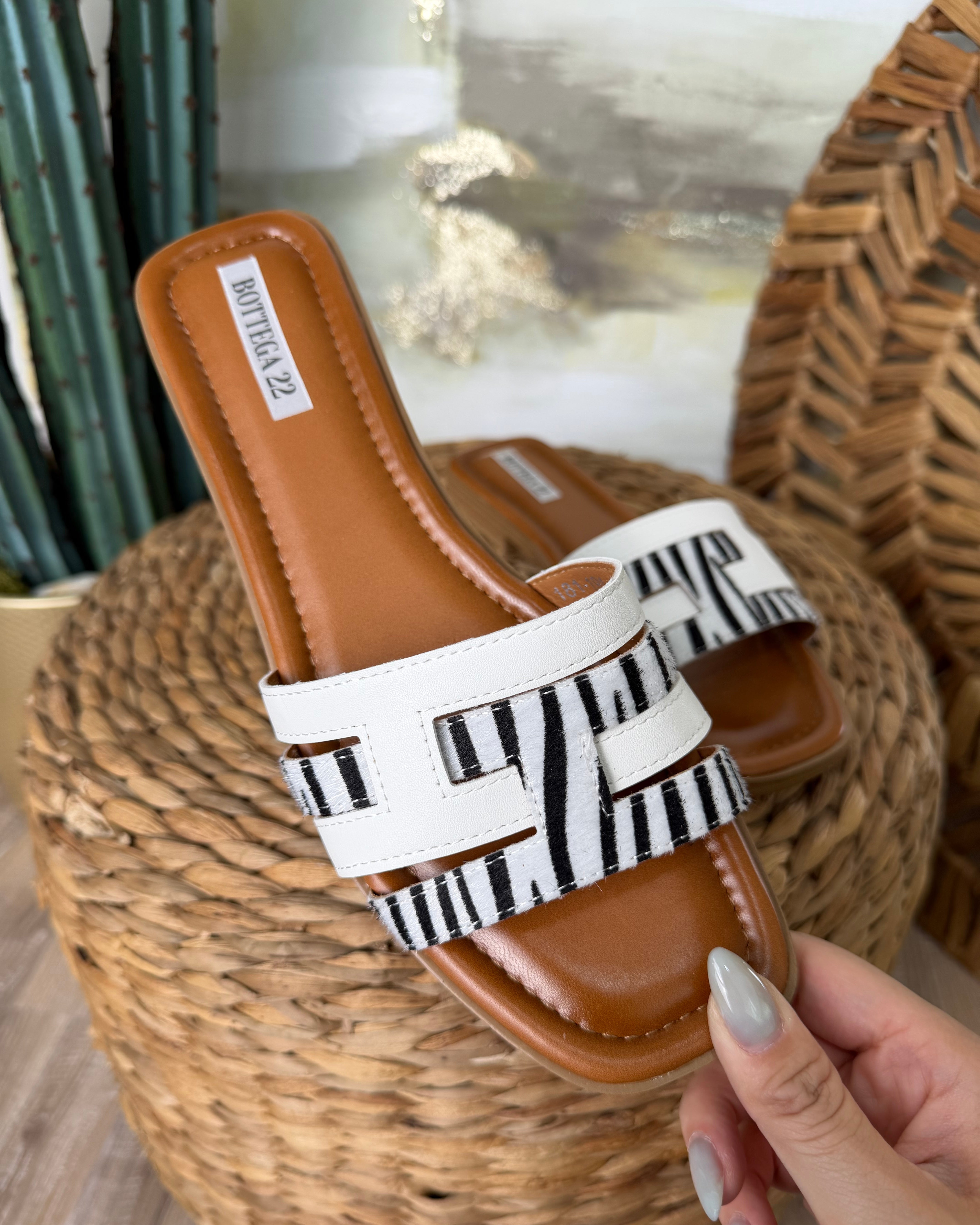 SANDALI FLAT CON DETTAGLIO ZEBRA COL. BIANCO