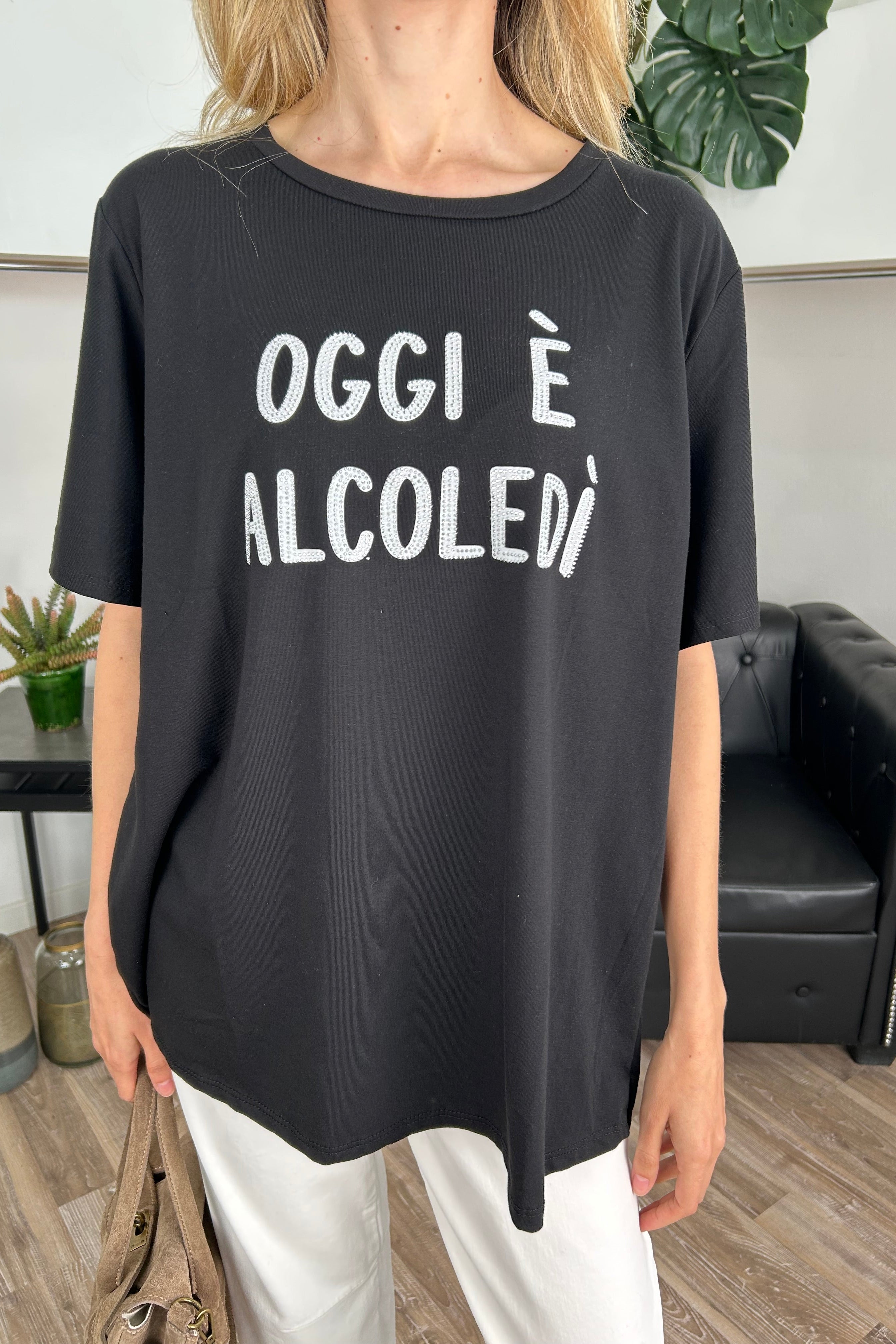 T‑SHIRT CON SCRITTA “OGGI È ALCOLEDÌ” COL NERO